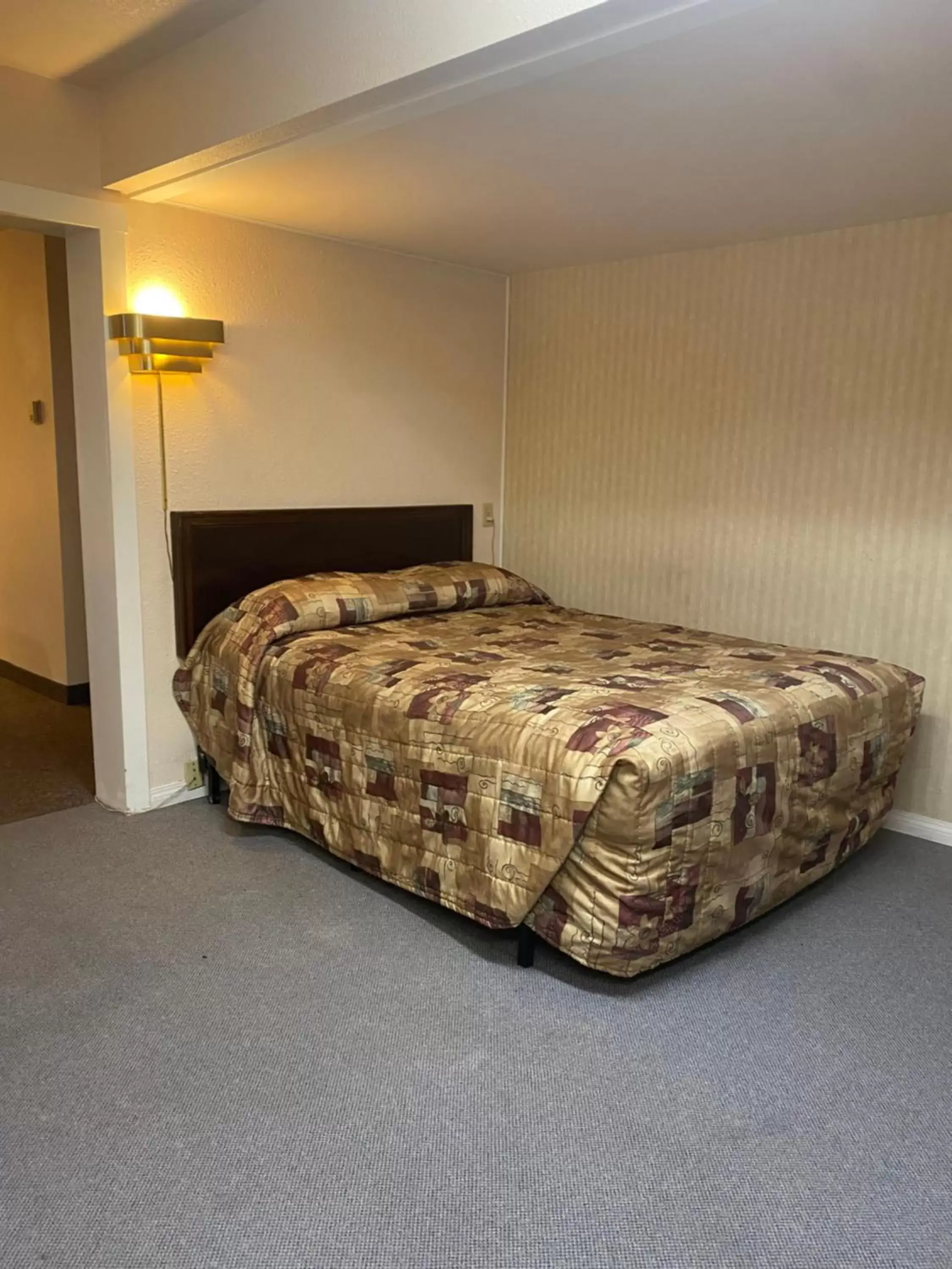 Bed in Chinook Motel