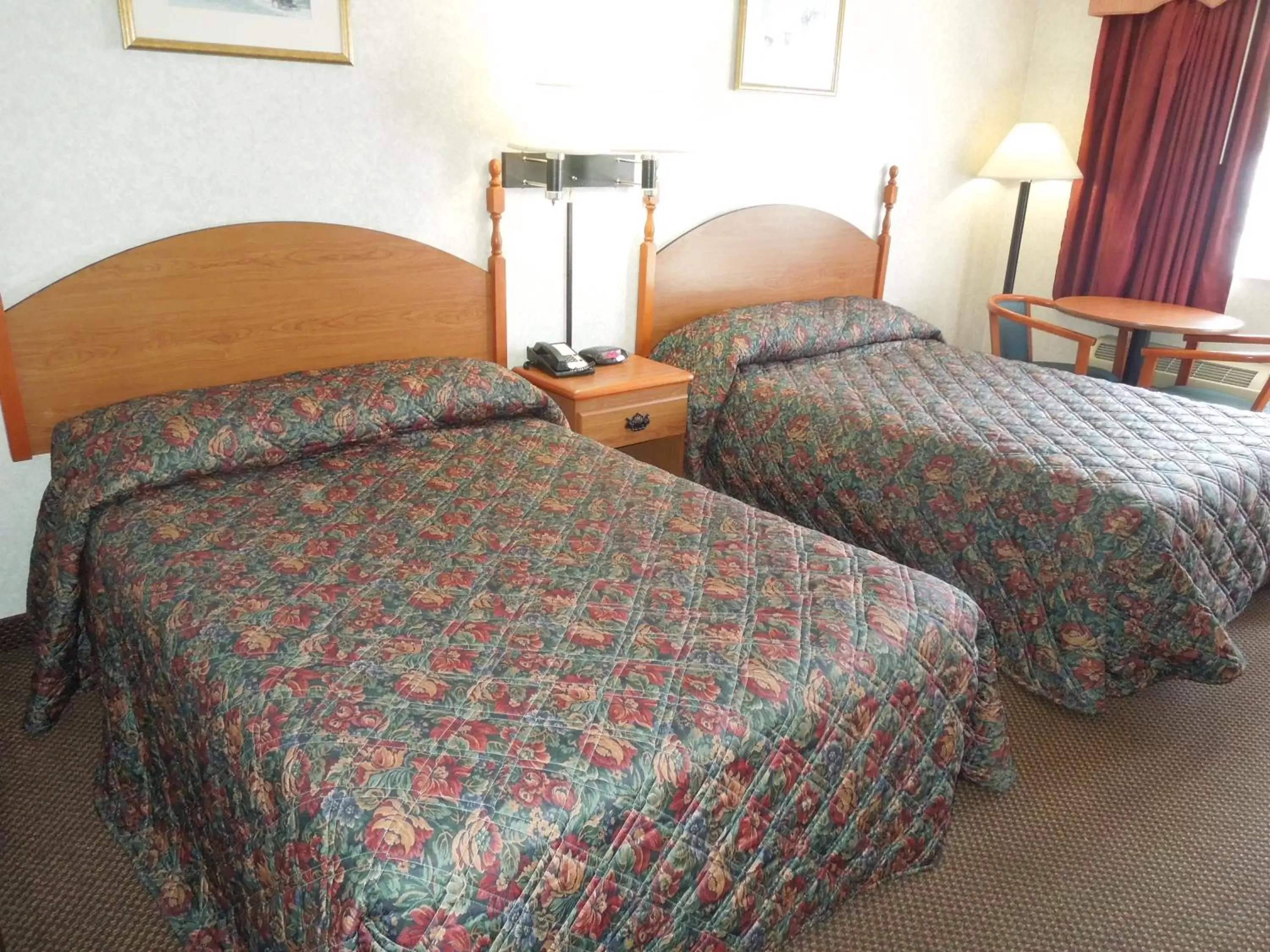 Photo of the whole room, Bed in Scottish Inns Ronks