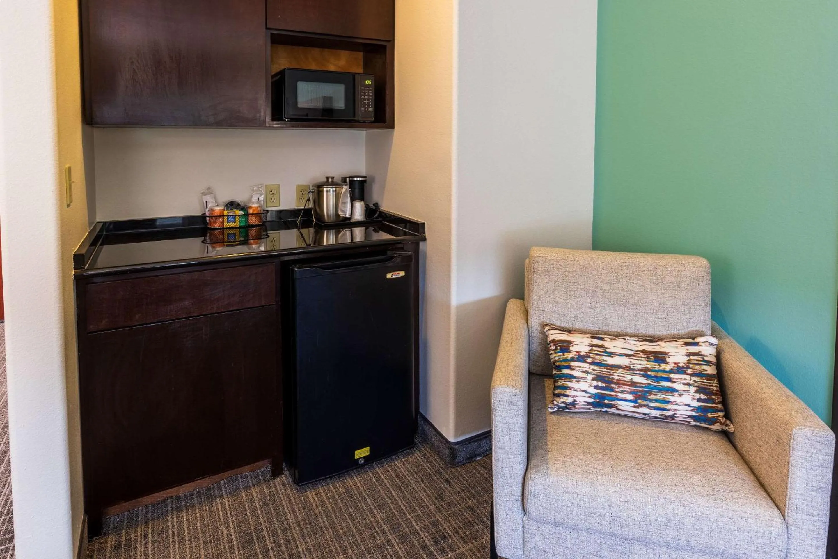 Bedroom, Kitchen/Kitchenette in La Quinta by Wyndham New Iberia