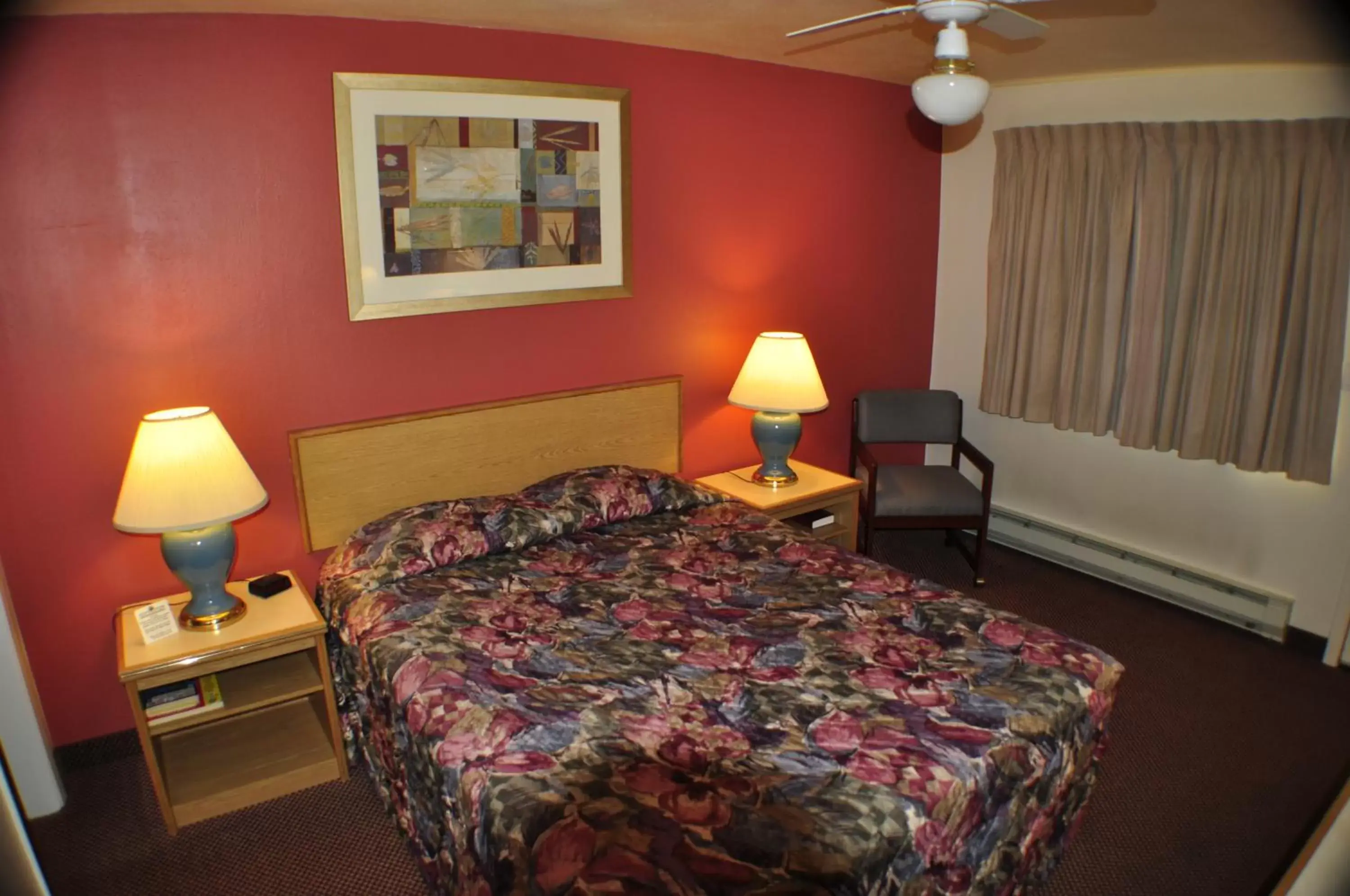 Photo of the whole room, Bed in Uptown Inn
