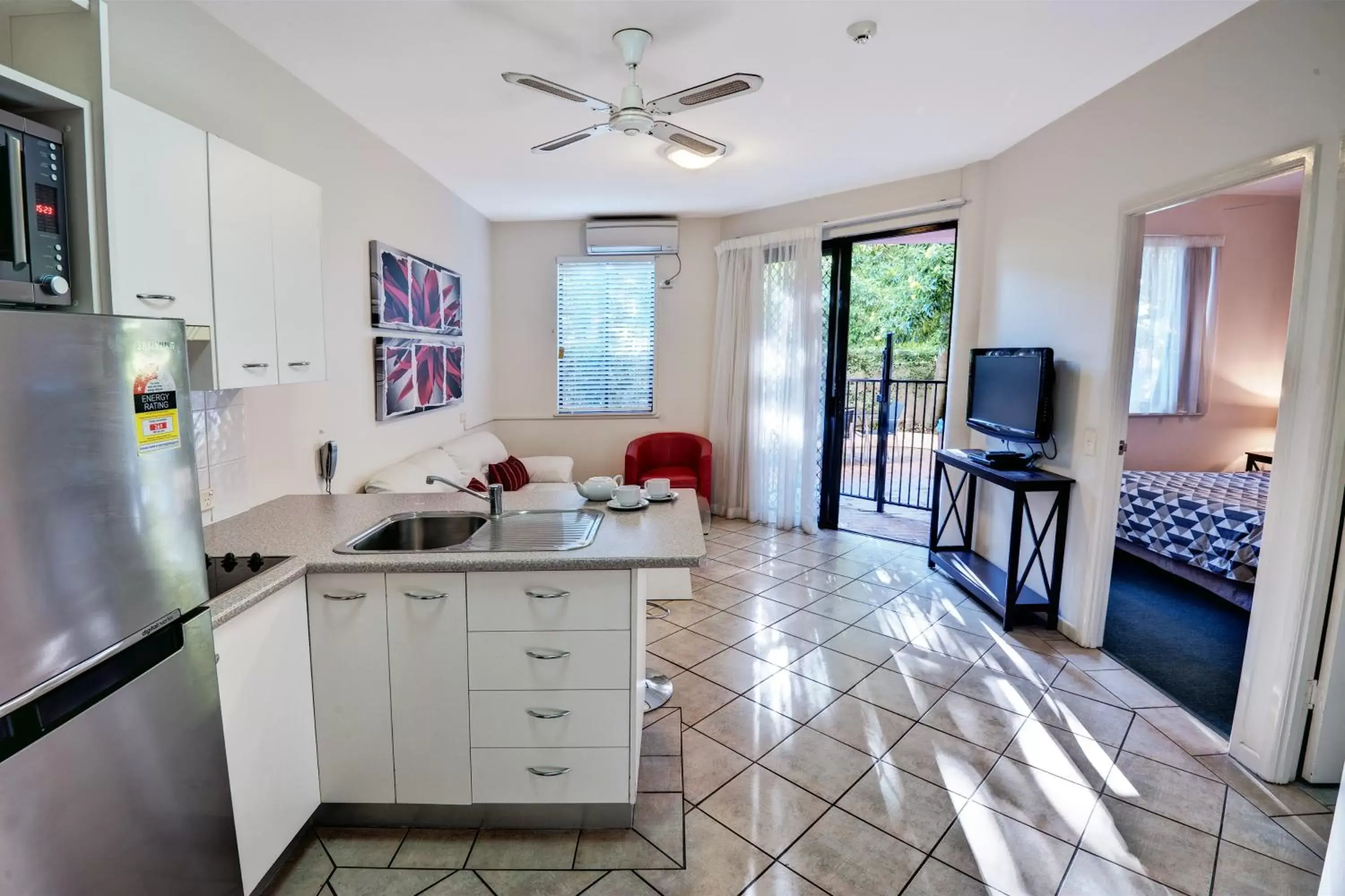Living room, Kitchen/Kitchenette in Nautilus Resort Mooloolaba