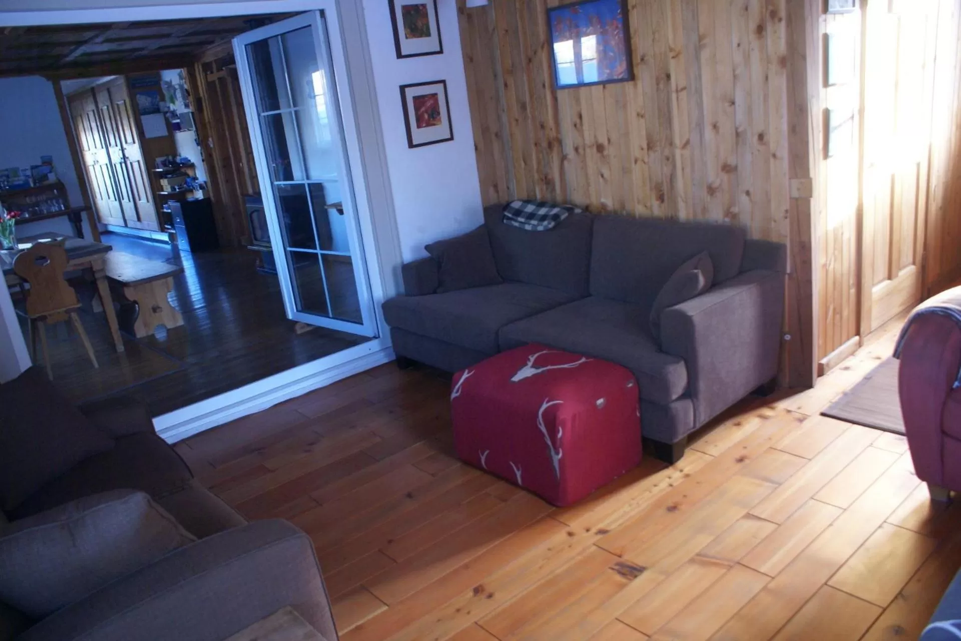 Communal lounge/ TV room, Seating Area in Alpenglow Bed and Breakfast