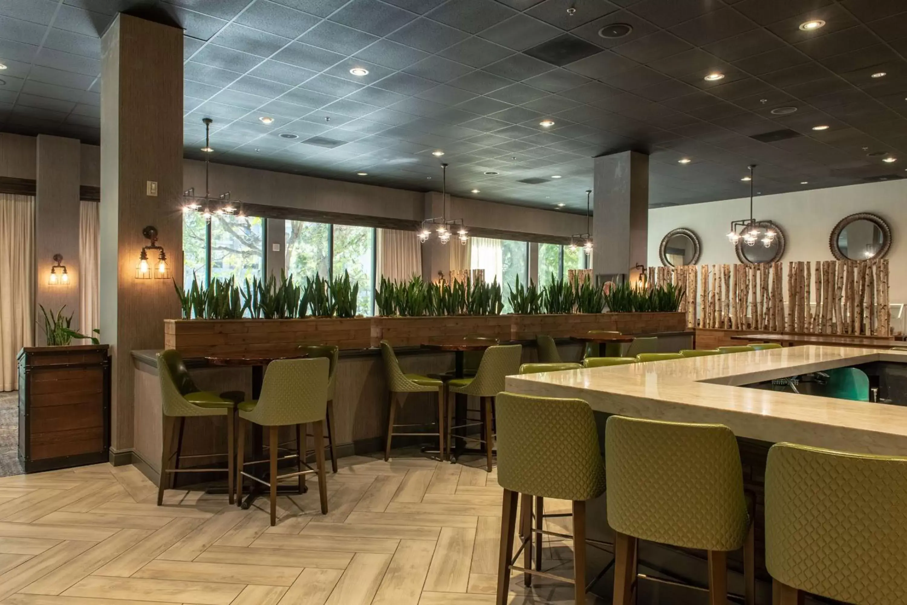 Dining area, Restaurant/Places to Eat in DoubleTree by Hilton Santa Ana - Orange County Airport