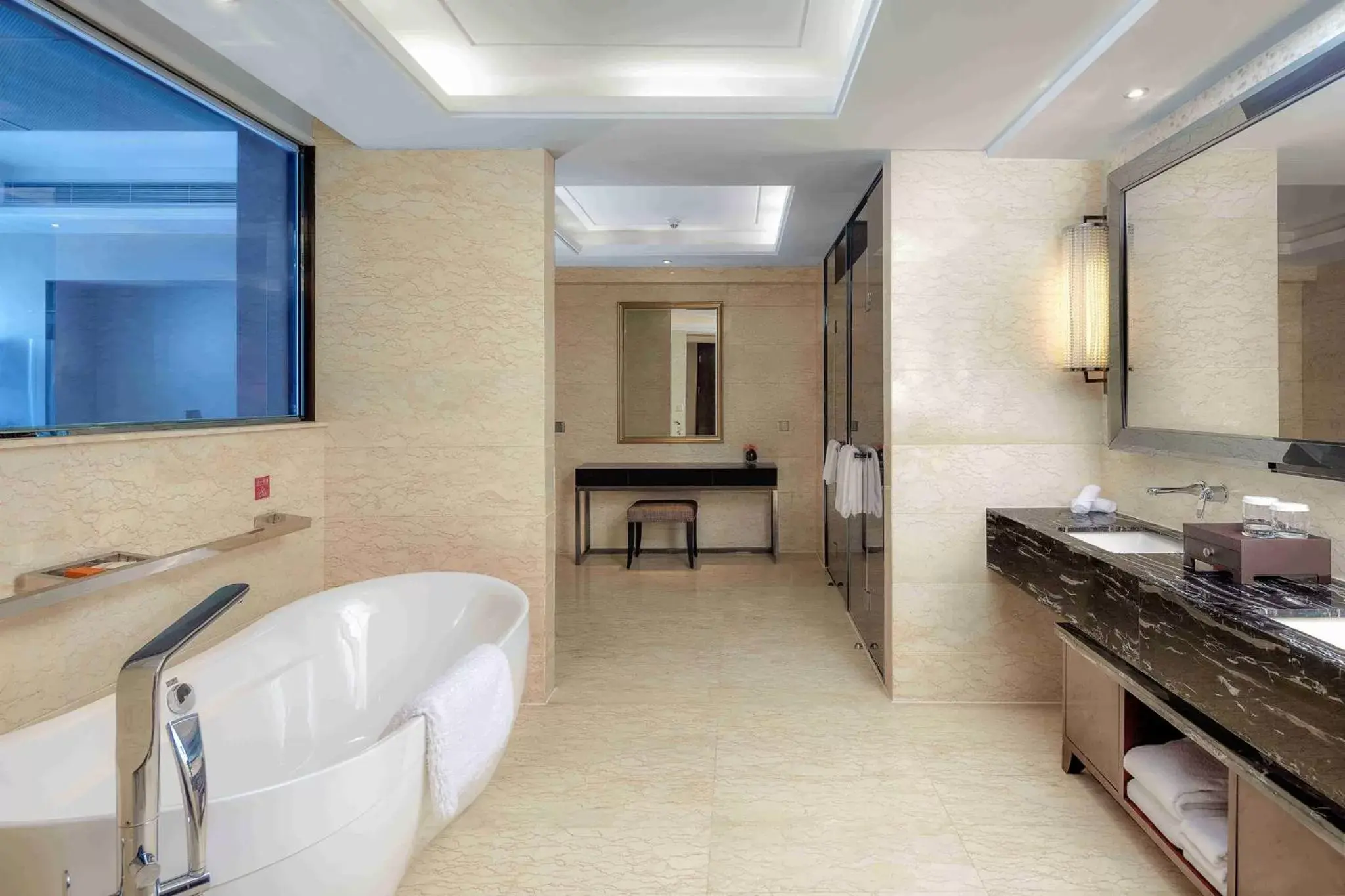 Photo of the whole room, Bathroom in Crowne Plaza Hotel Lanzhou, an IHG Hotel