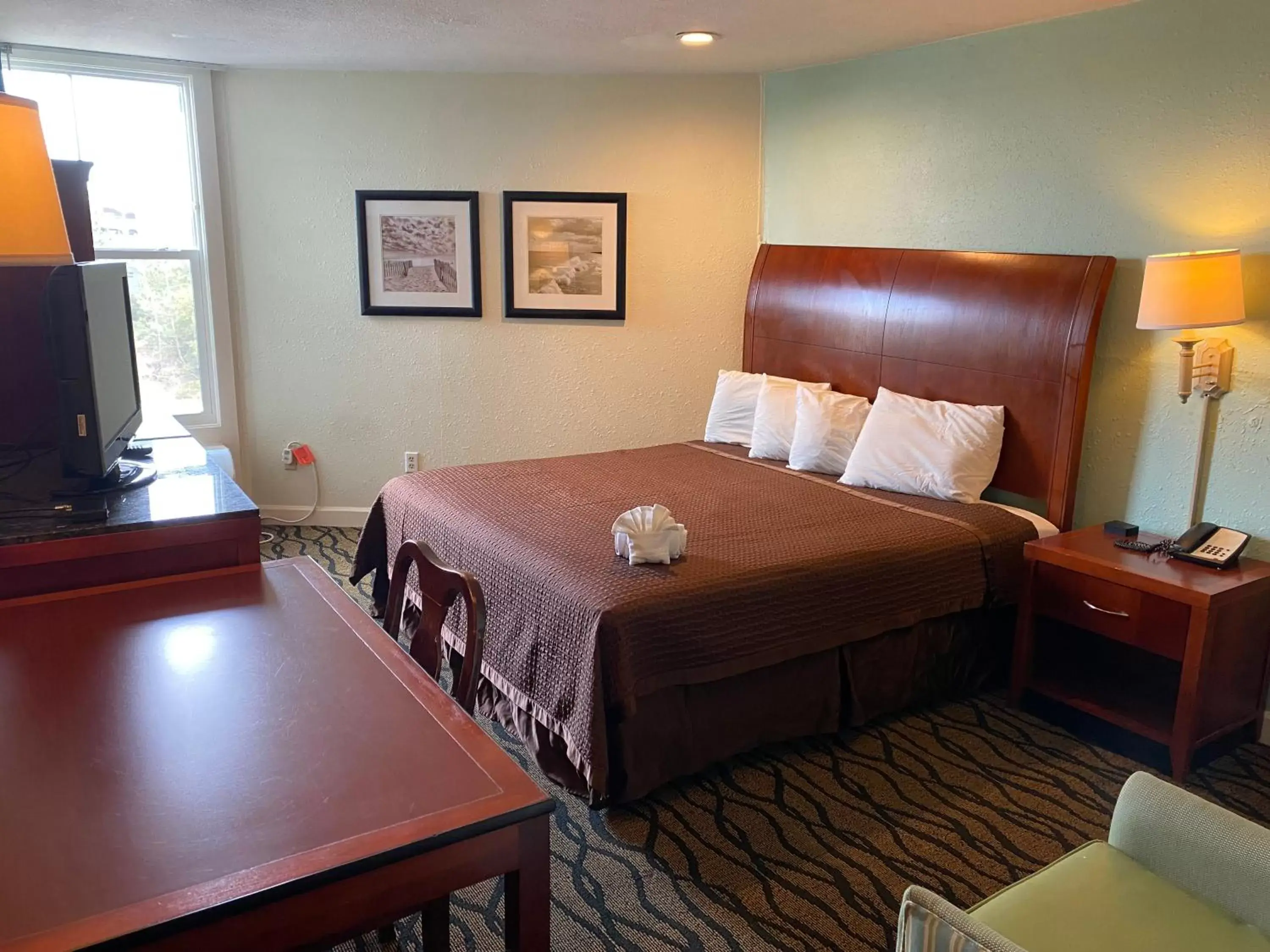 Photo of the whole room, Bed in Outer Banks Inn