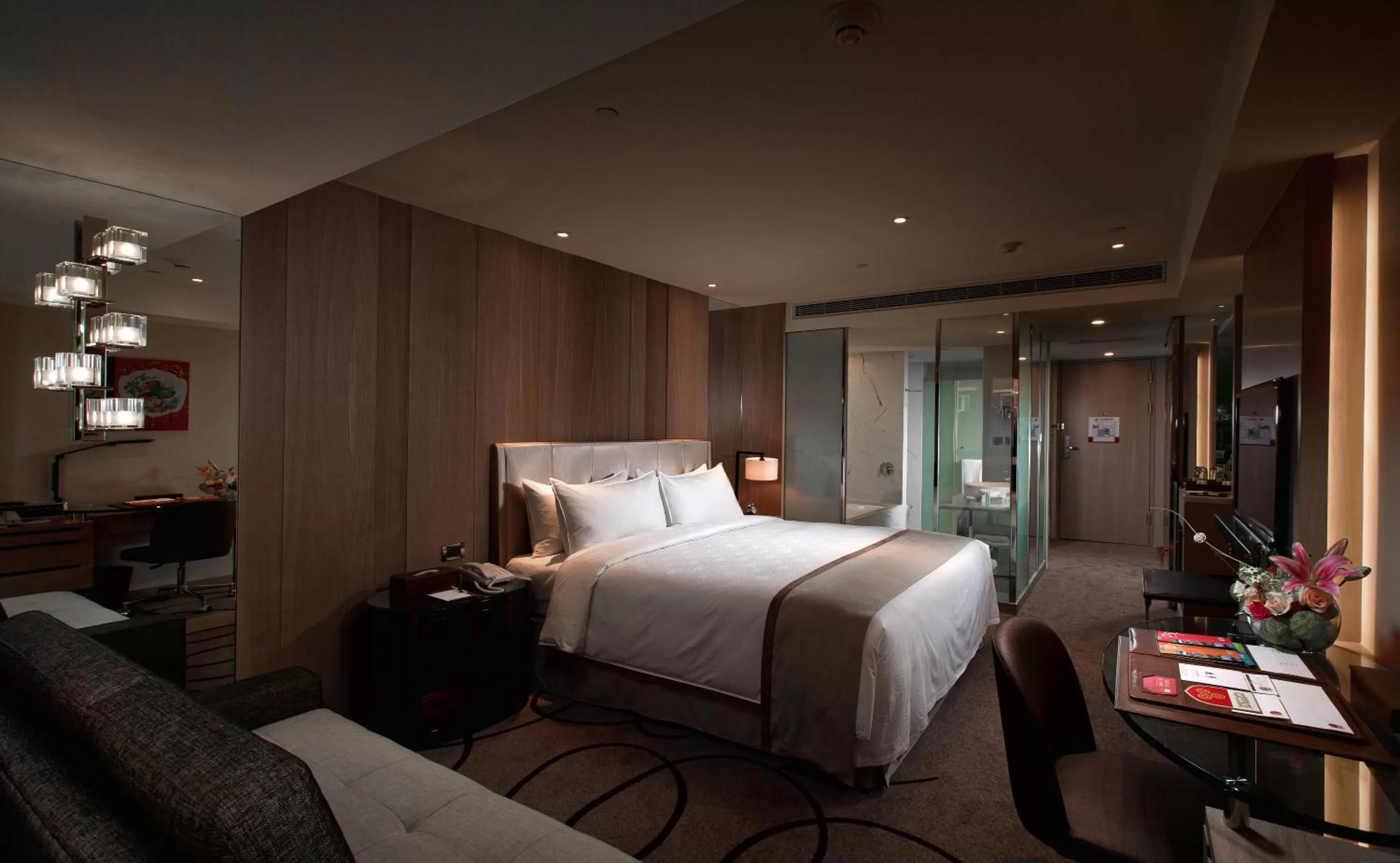 Photo of the whole room, Bed in Kaohsiung Chateau de Chine Hotel