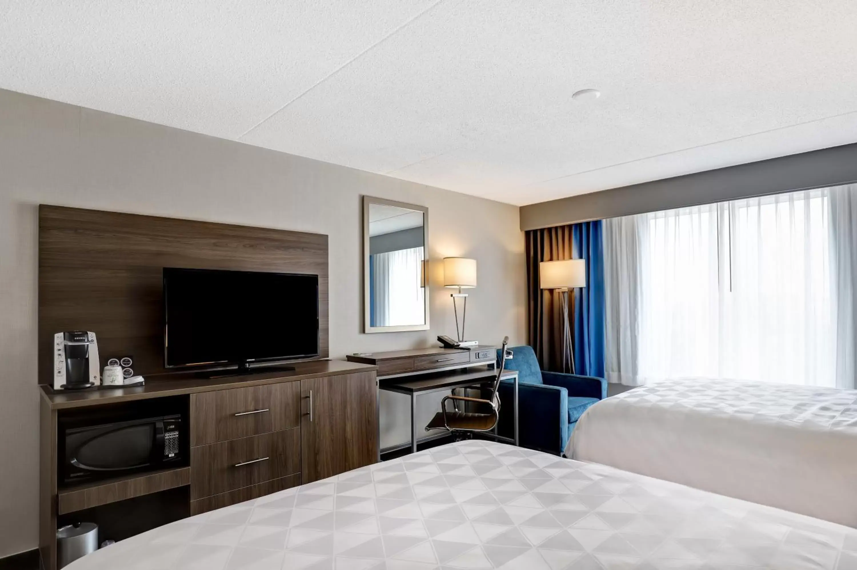 Photo of the whole room, TV/Entertainment Center in Holiday Inn - Mississauga Toronto West, an IHG Hotel