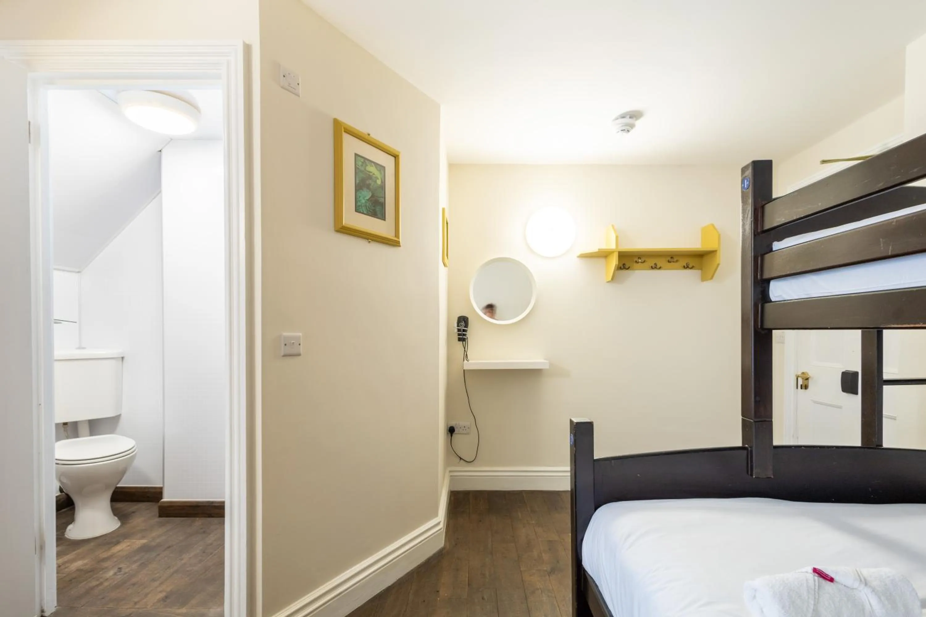 Bathroom, Bed in Palmers Lodge Swiss Cottage