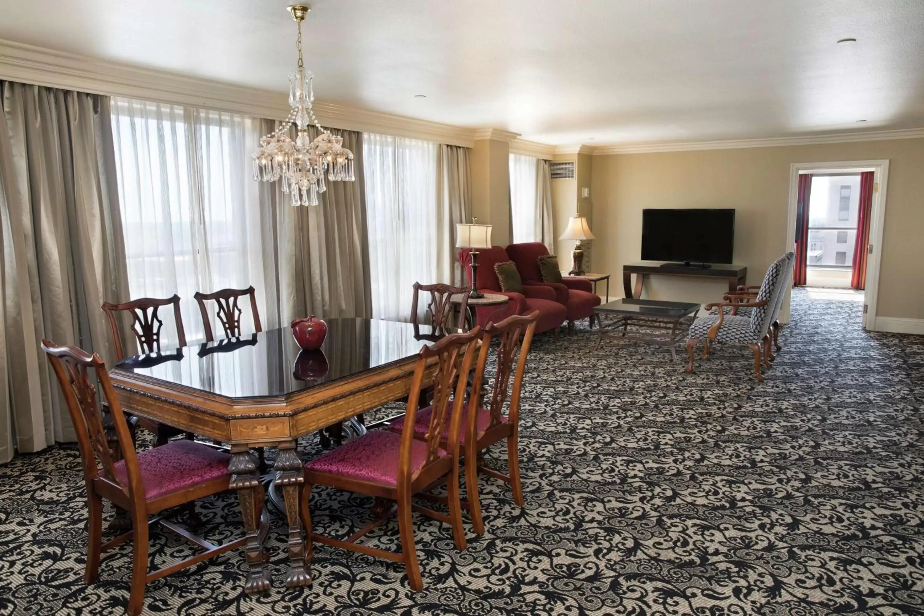 Living room, Dining Area in President Abraham Lincoln - A Doubletree by Hilton Hotel