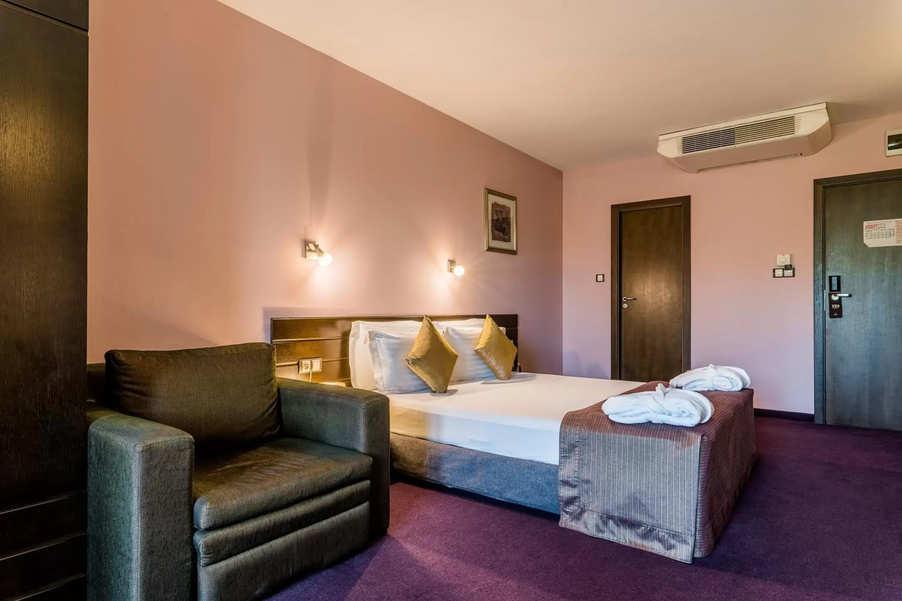 Deluxe Double Room in Budapest Hotel - Free Parking Deluxe Double Room in Budapest Hotel - Free Parking
