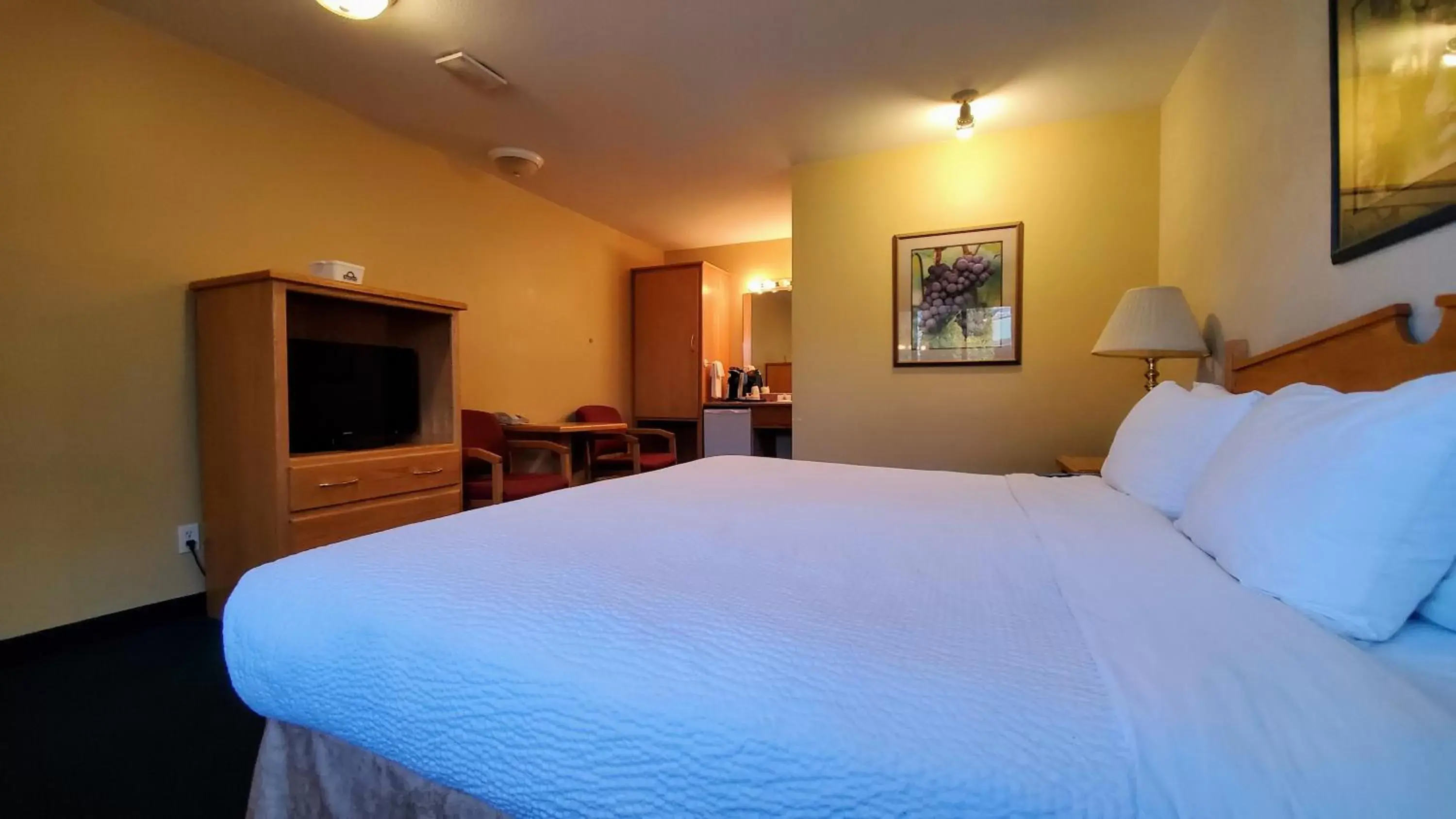 Photo of the whole room, Bed in Days Inn by Wyndham Penticton Conference Centre