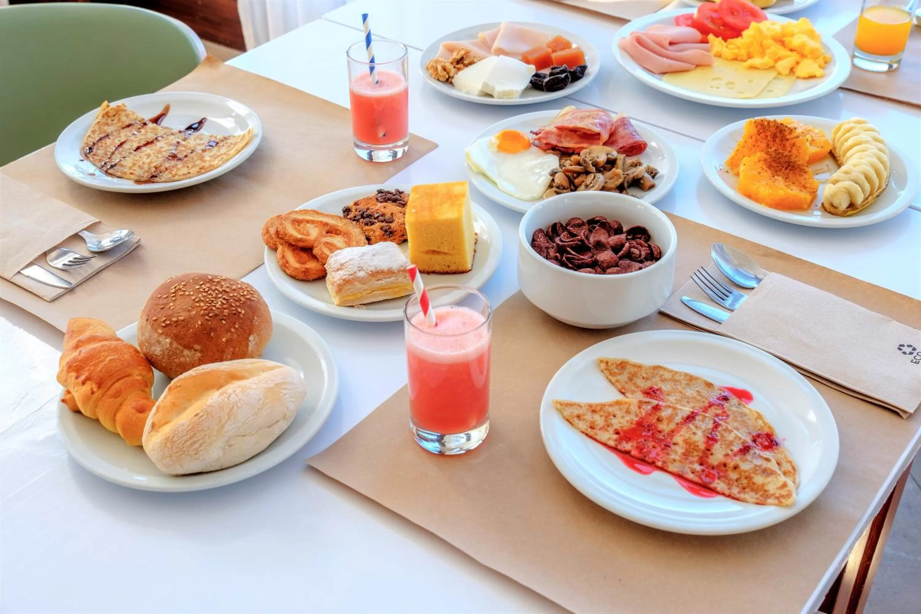 Food and drinks in Auramar Beach Resort