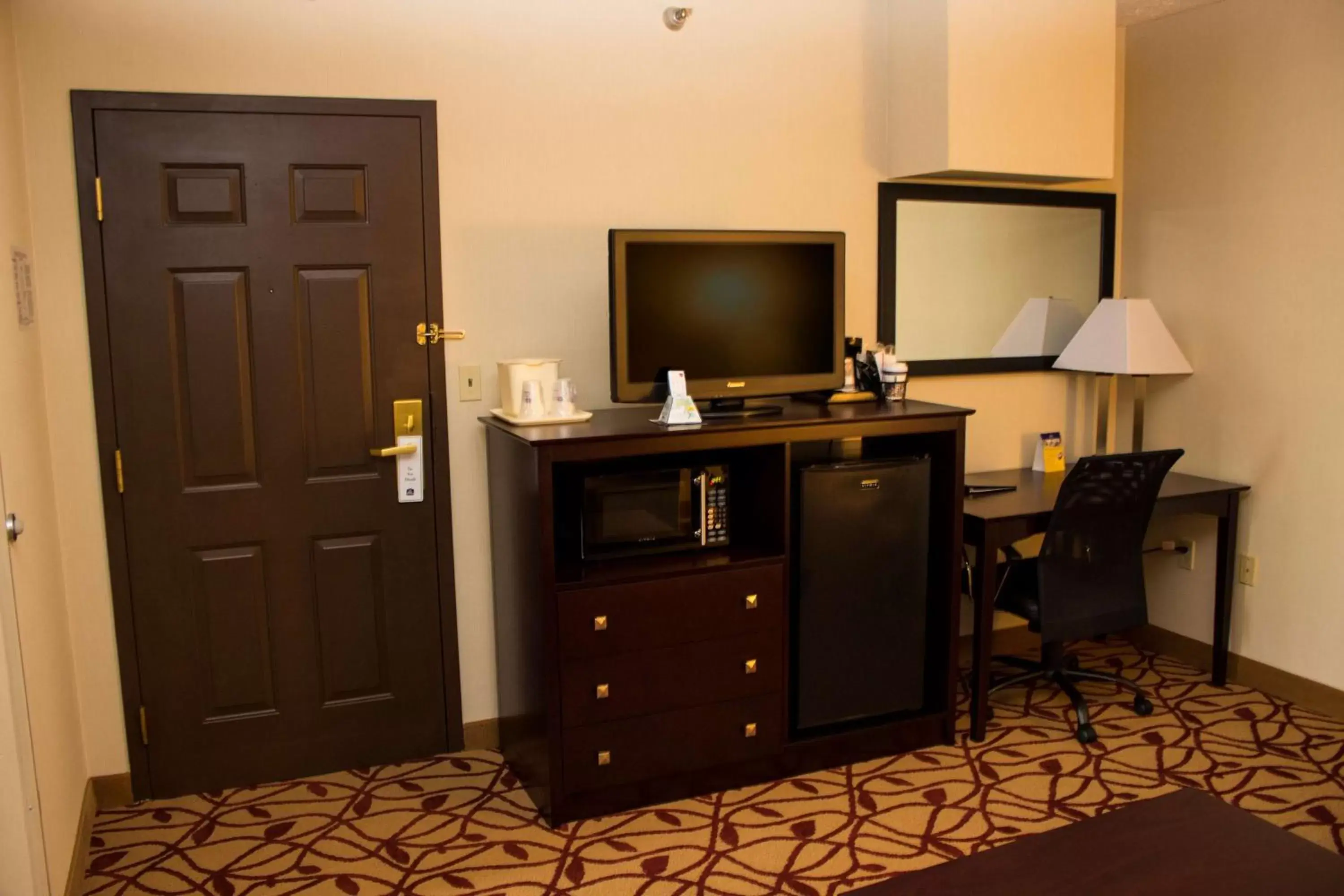 Photo of the whole room, TV/Entertainment Center in Best Western Park Hotel