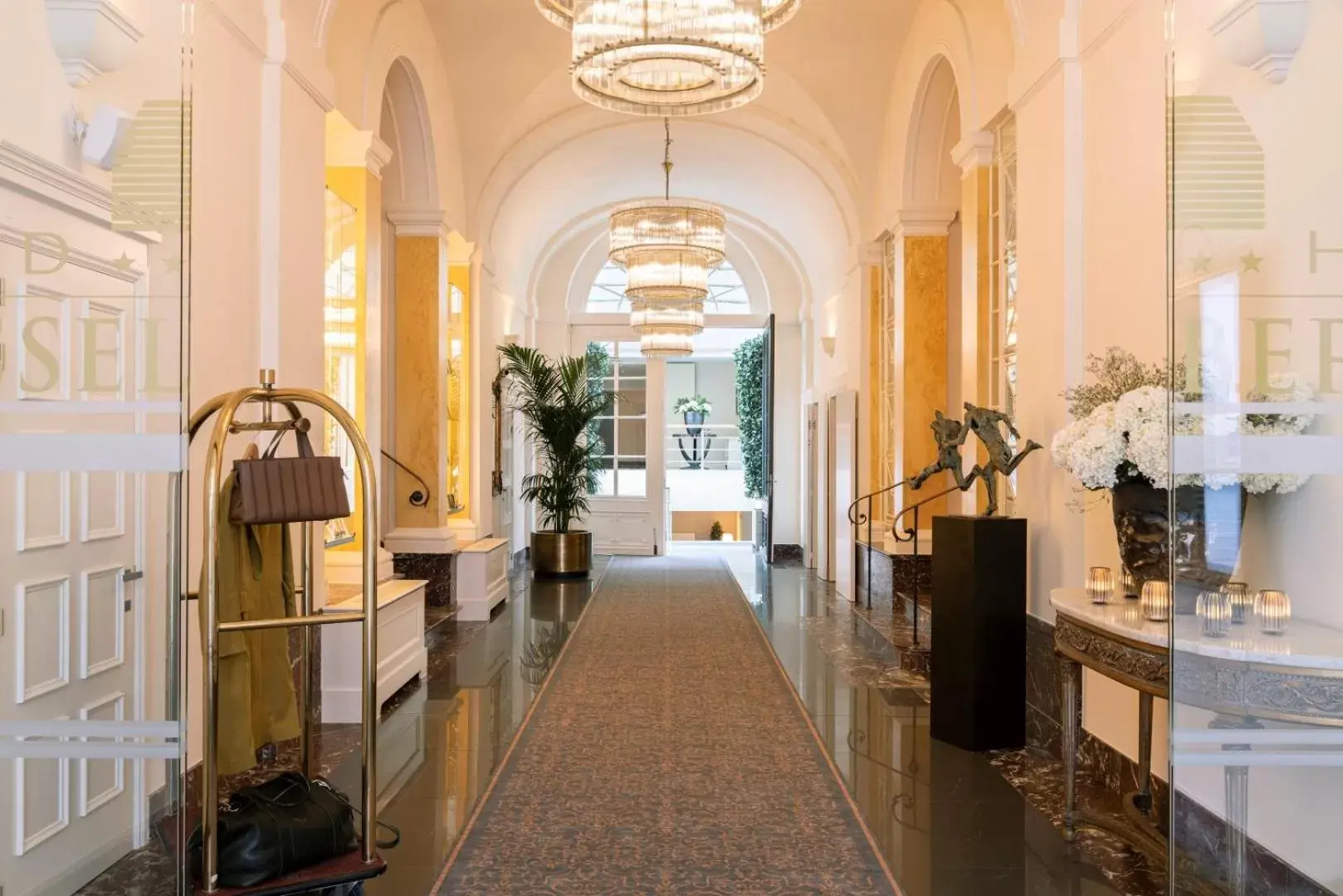 Facade/entrance in Grand Hotel Casselbergh Brugge