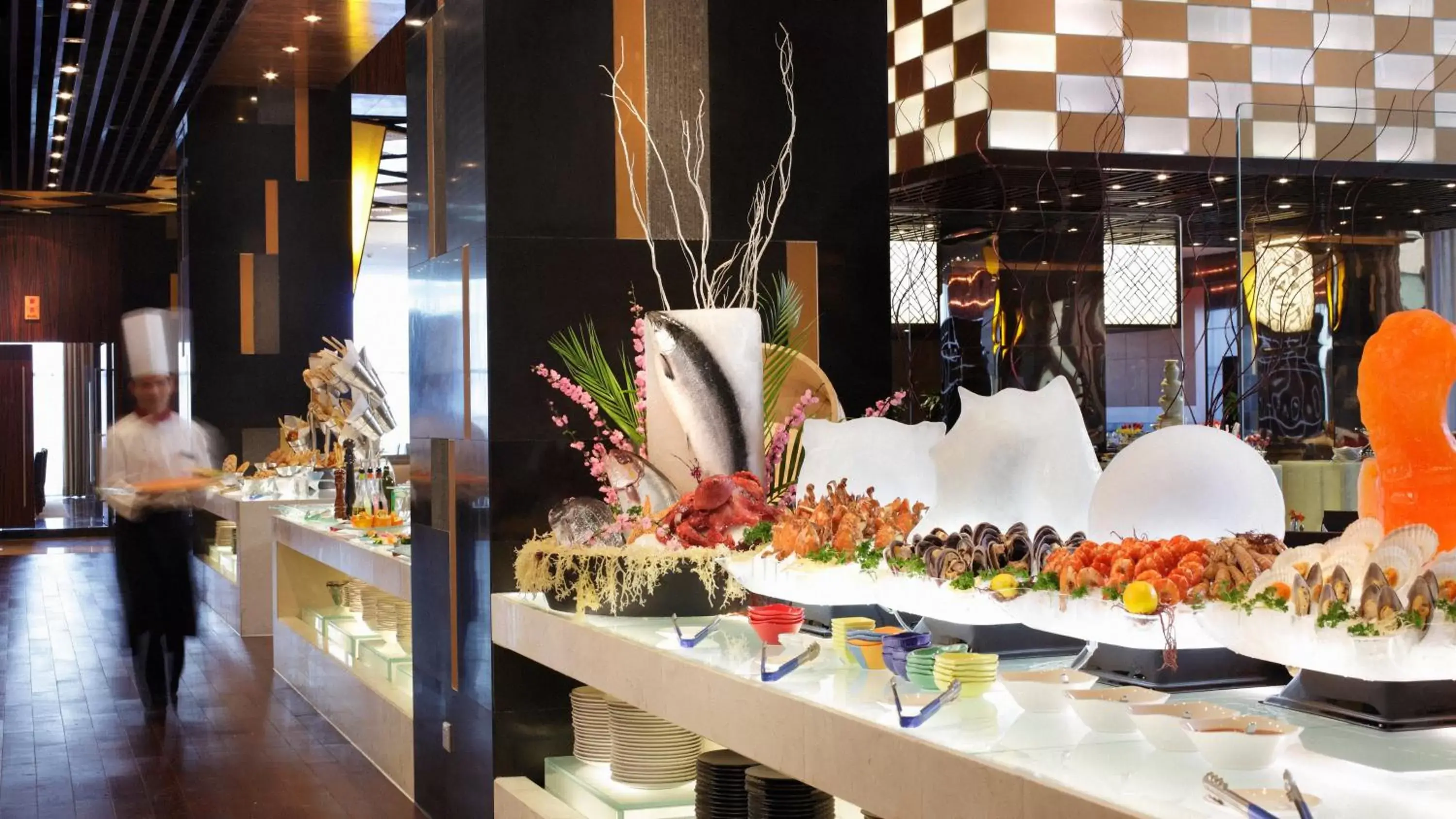 Restaurant/places to eat in Crowne Plaza Yantai Sea View, an IHG Hotel