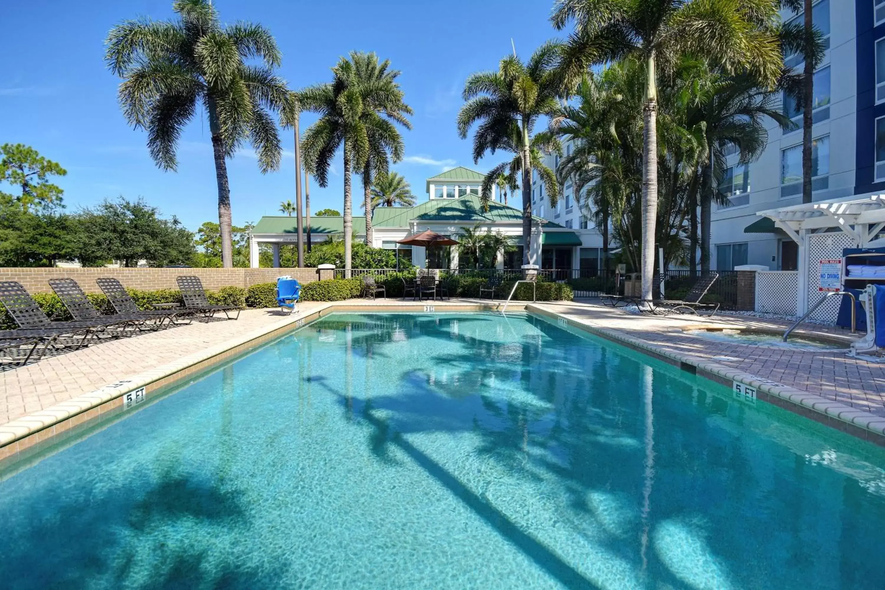 Property building, Swimming Pool in Hilton Garden Inn Fort Myers