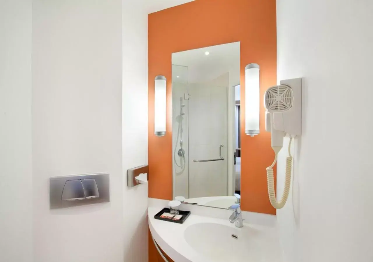 Shower, Bathroom in Ibis Bandung Trans Studio