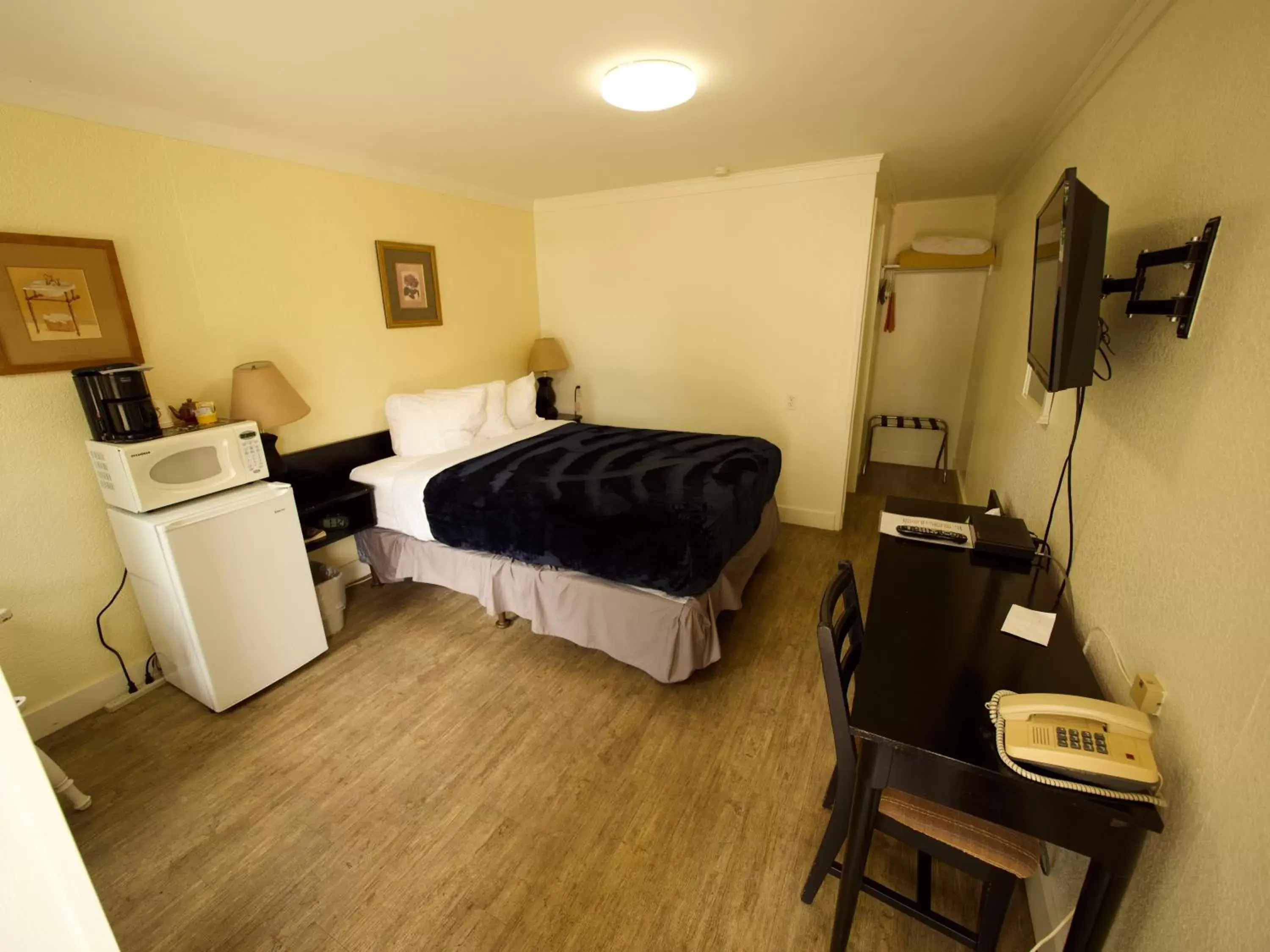 Queen Room in Creston Valley Motel Queen Room in Creston Valley Motel