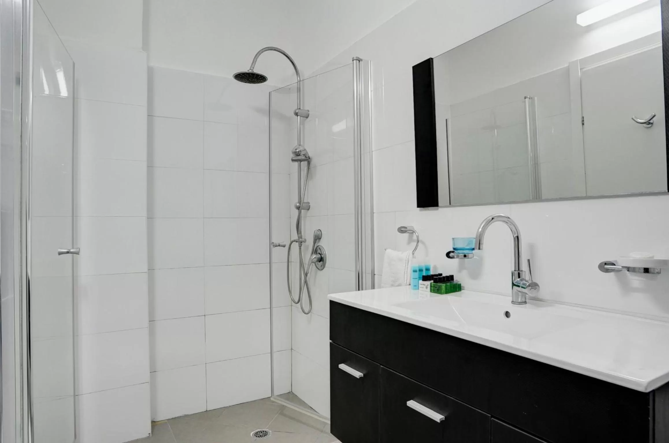 Shower in Geula Suites BY RAPHAEL HOTELS