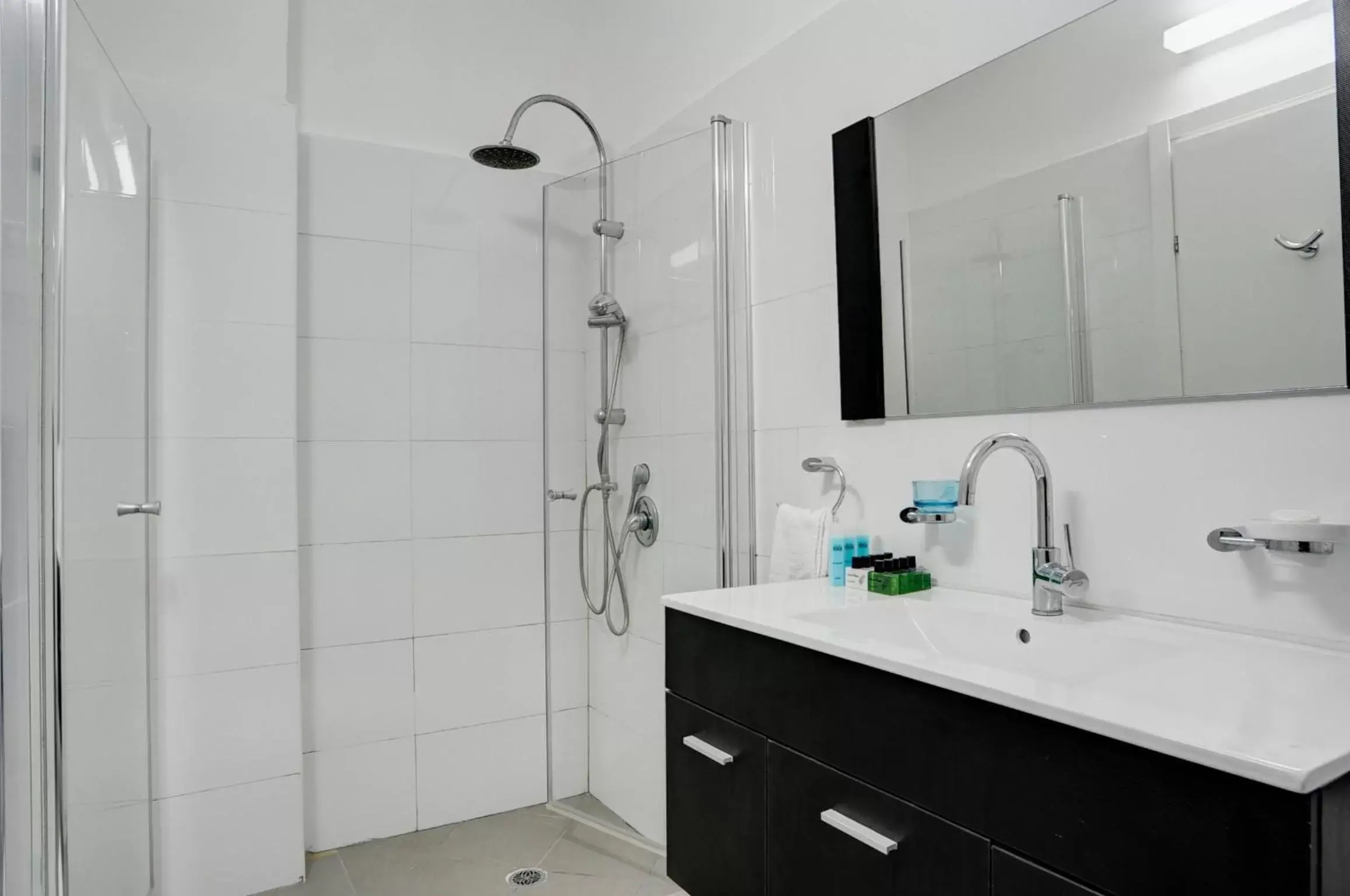 Shower, Bathroom in Geula Suites