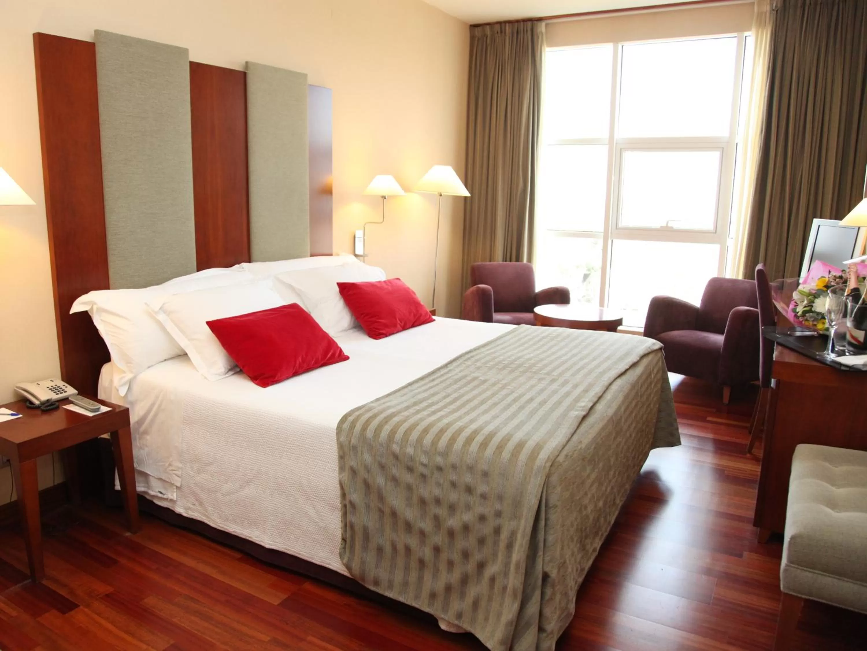 Photo of the whole room, Bed in Hotel URH Palacio de Oriol