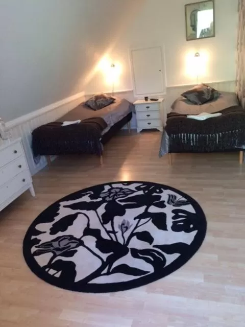 Photo of the whole room, Bed in skummeslöv B & B