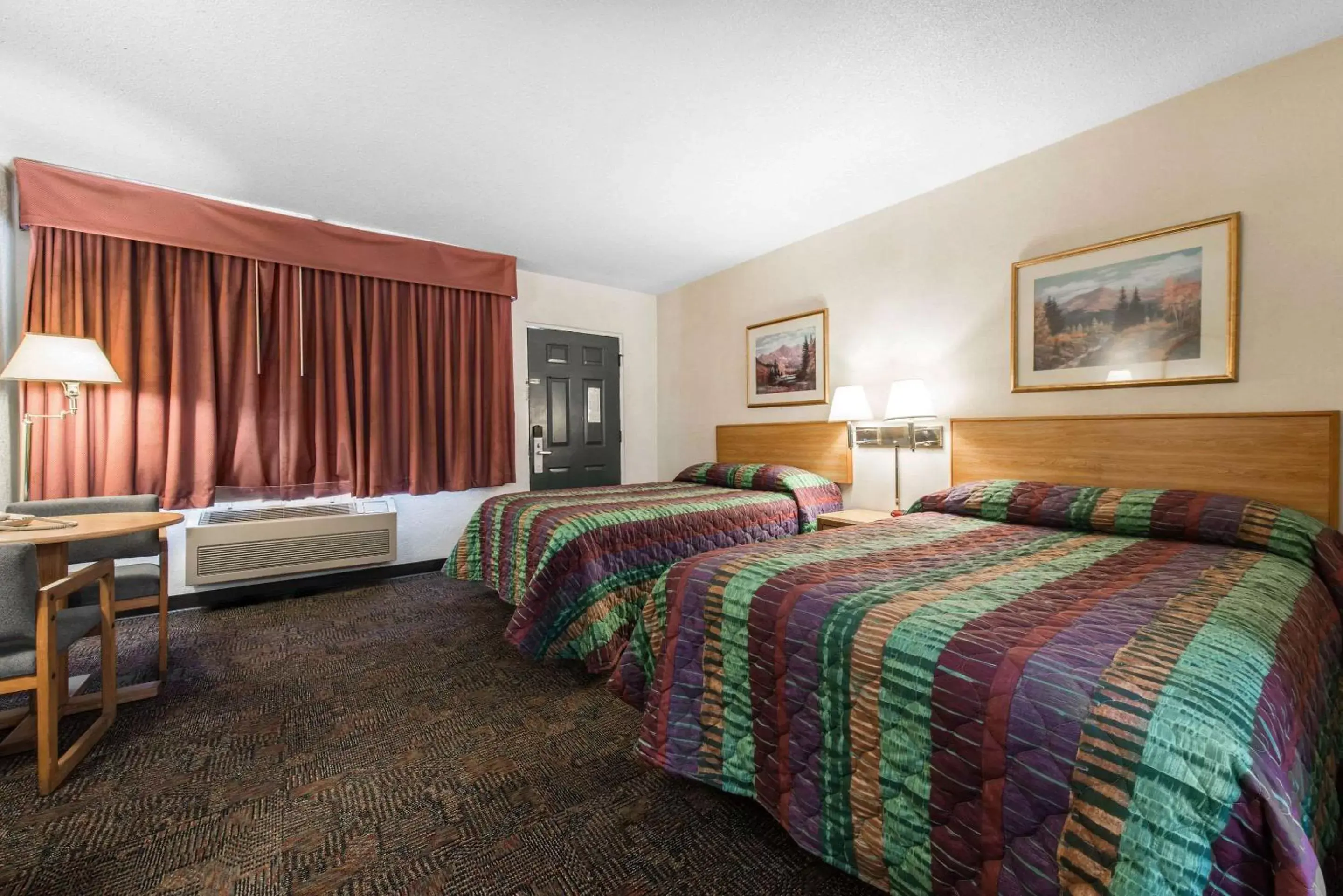 Photo of the whole room, Bed in Rodeway Inn & Suites Colorado Springs