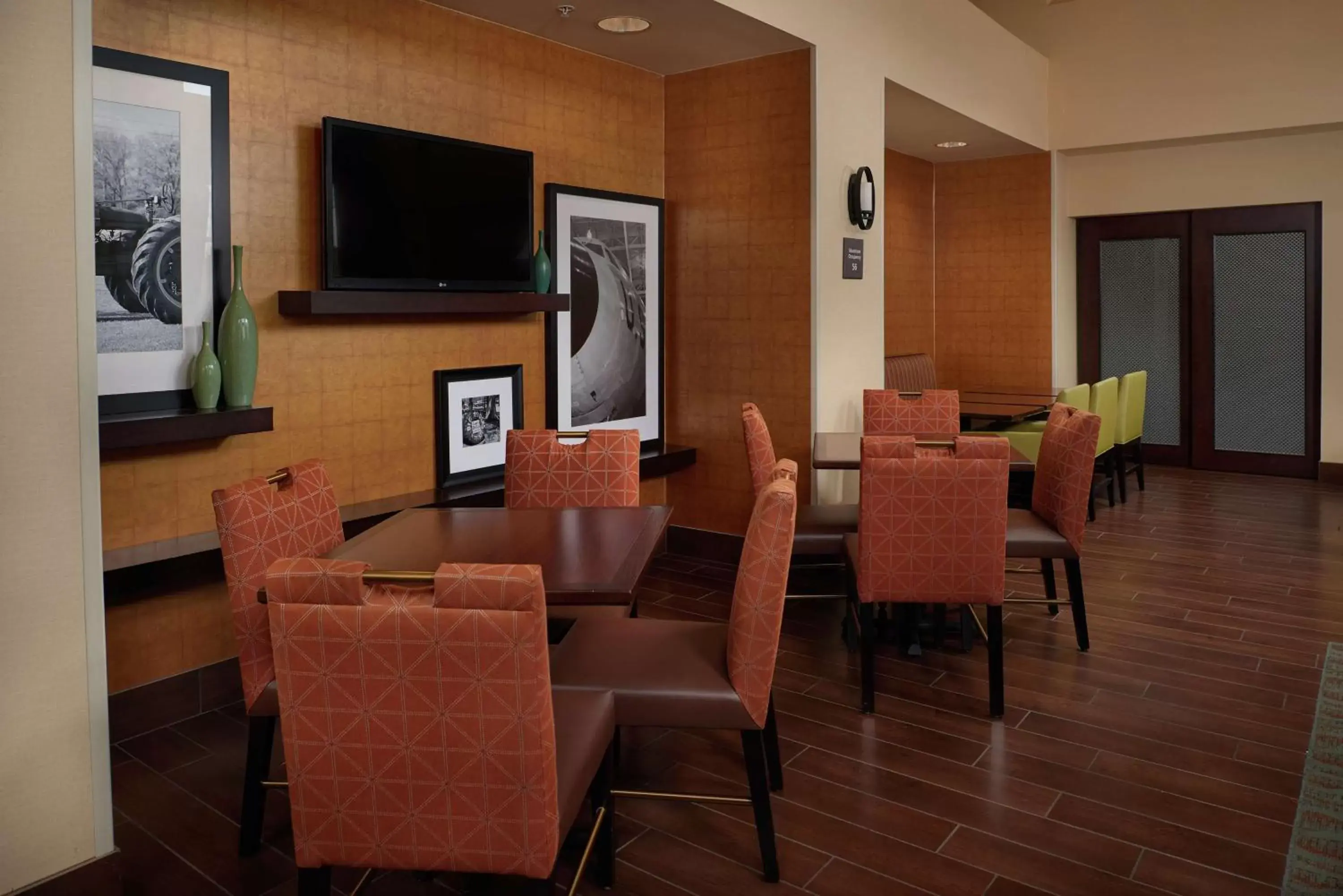 Dining area, TV/Entertainment Center in Hampton Inn & Suites Rogers