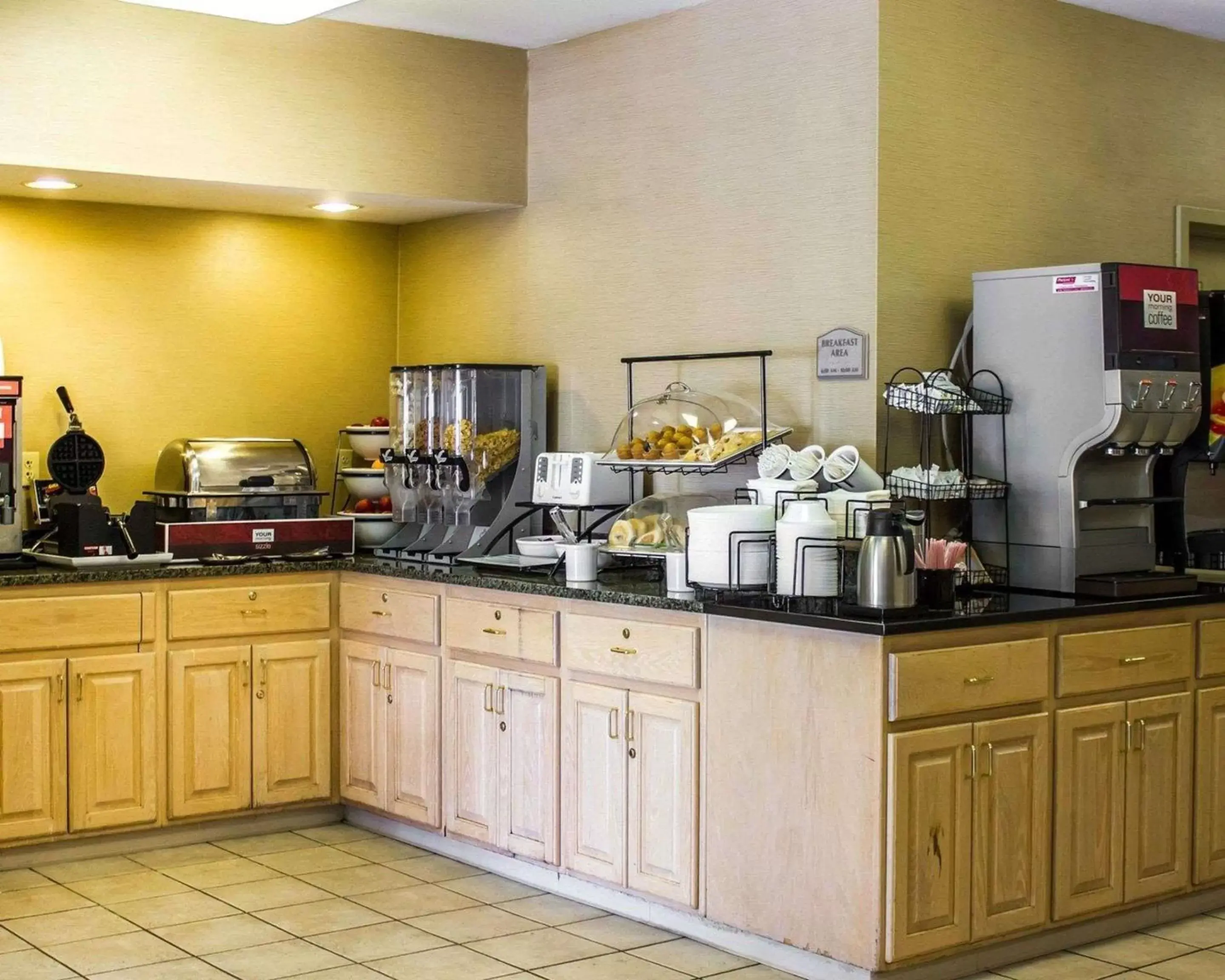 Restaurant/places to eat, Kitchen/Kitchenette in Comfort Inn Guilford near I-95