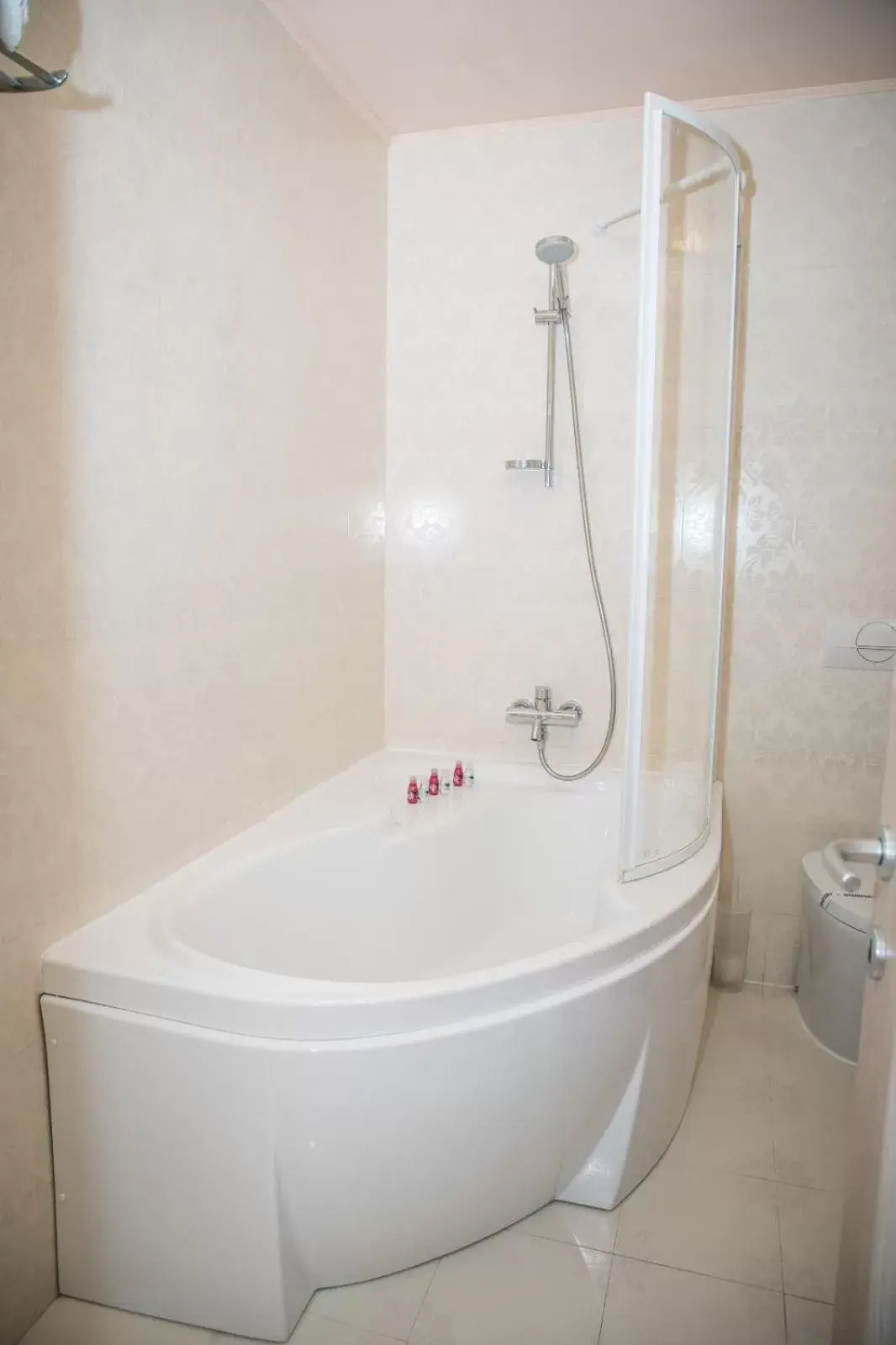 Hot Tub, Bathroom in Hotel Megalos