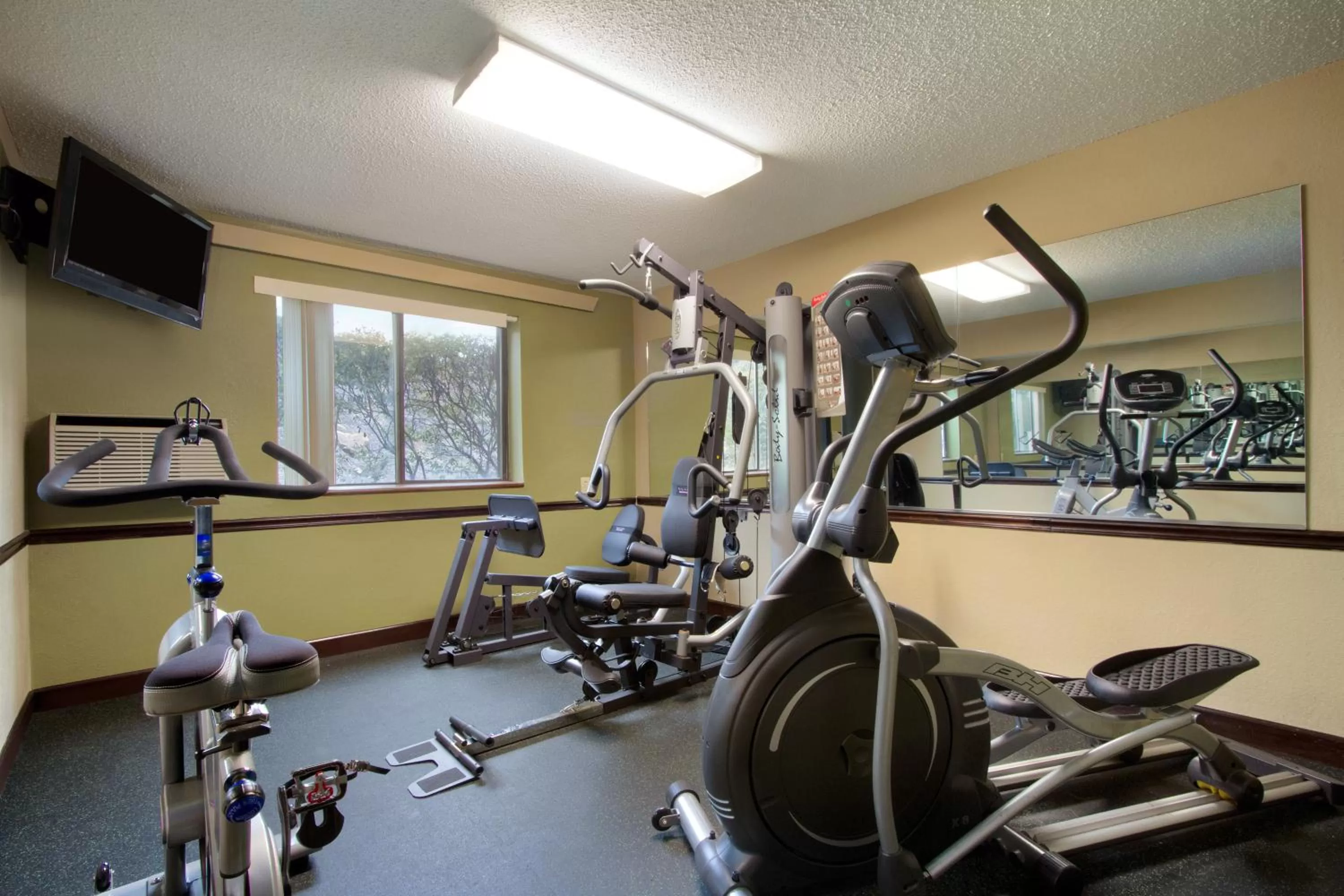 Fitness centre/facilities in Super 8 by Wyndham Homewood Birmingham Area