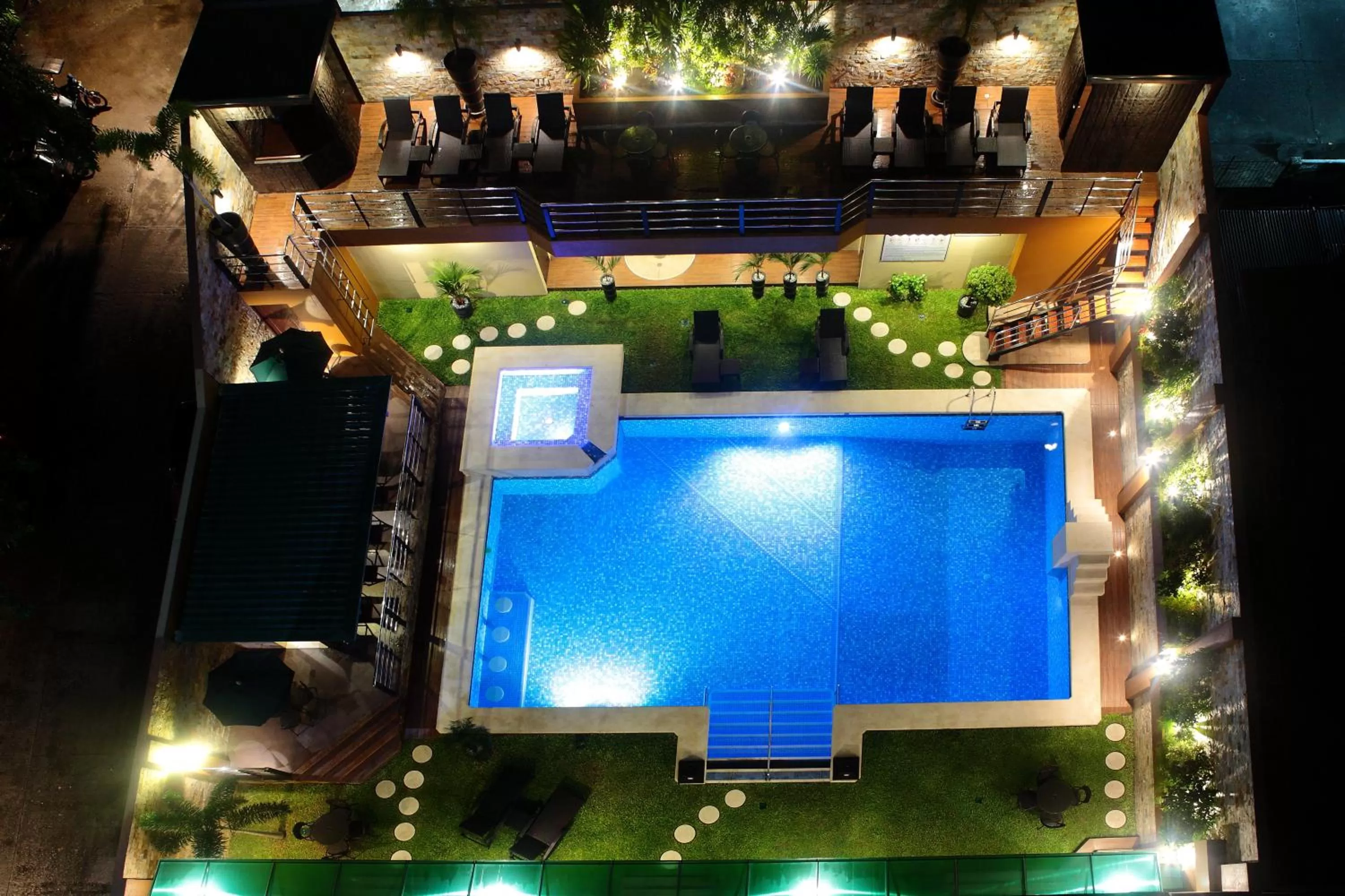 Swimming pool in Queens Hotel Angeles City