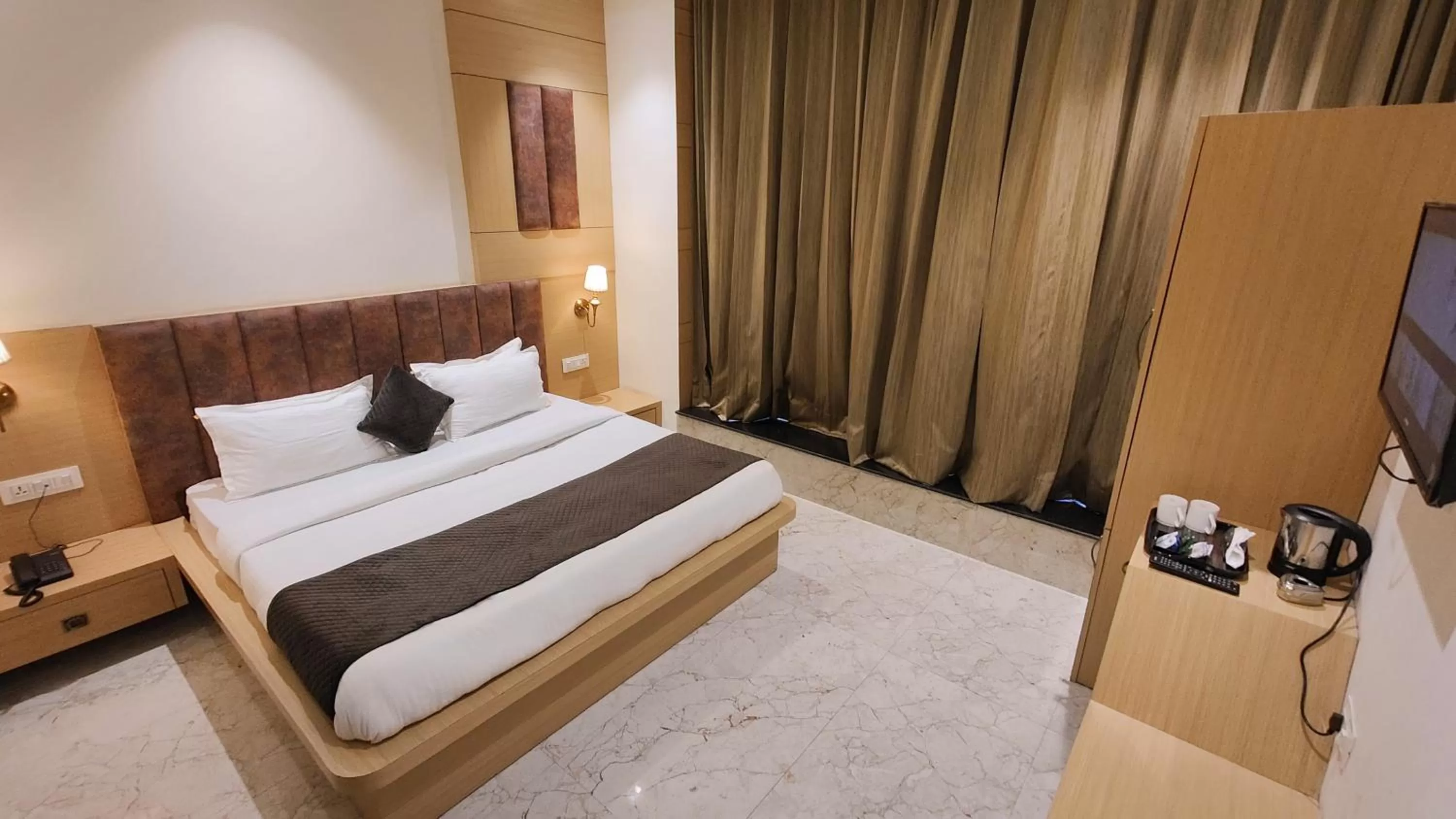 Bed in Perfect Stayz Premium- Hotel Sehdev Near Golden Temple