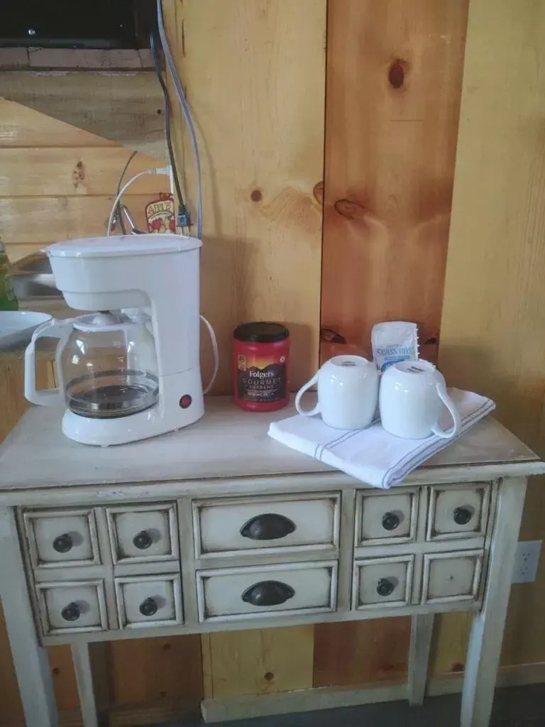 Coffee/tea facilities, Bathroom in Kozy Haven Log Cabin Rentals