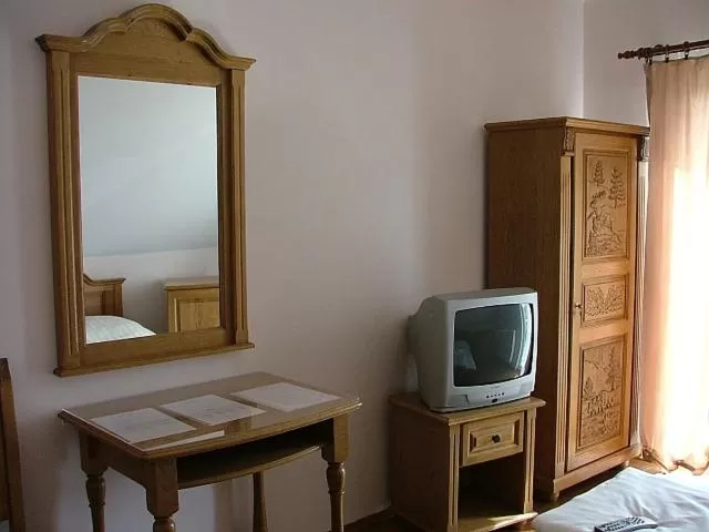 Bedroom, TV/Entertainment Center in Horváthkert Panzió és Étterem