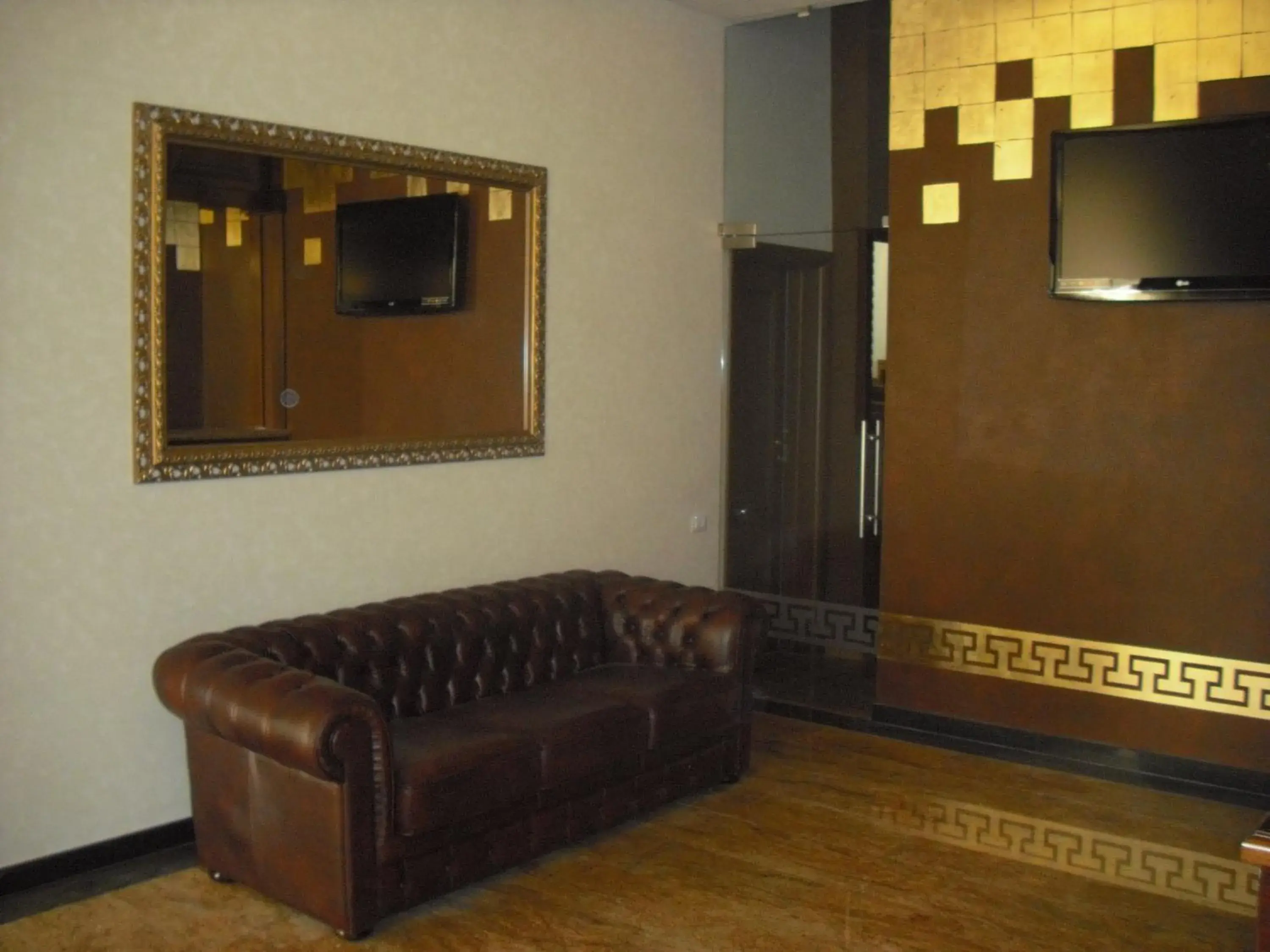 Lobby or reception, TV/Entertainment Center in Hotel Rexton