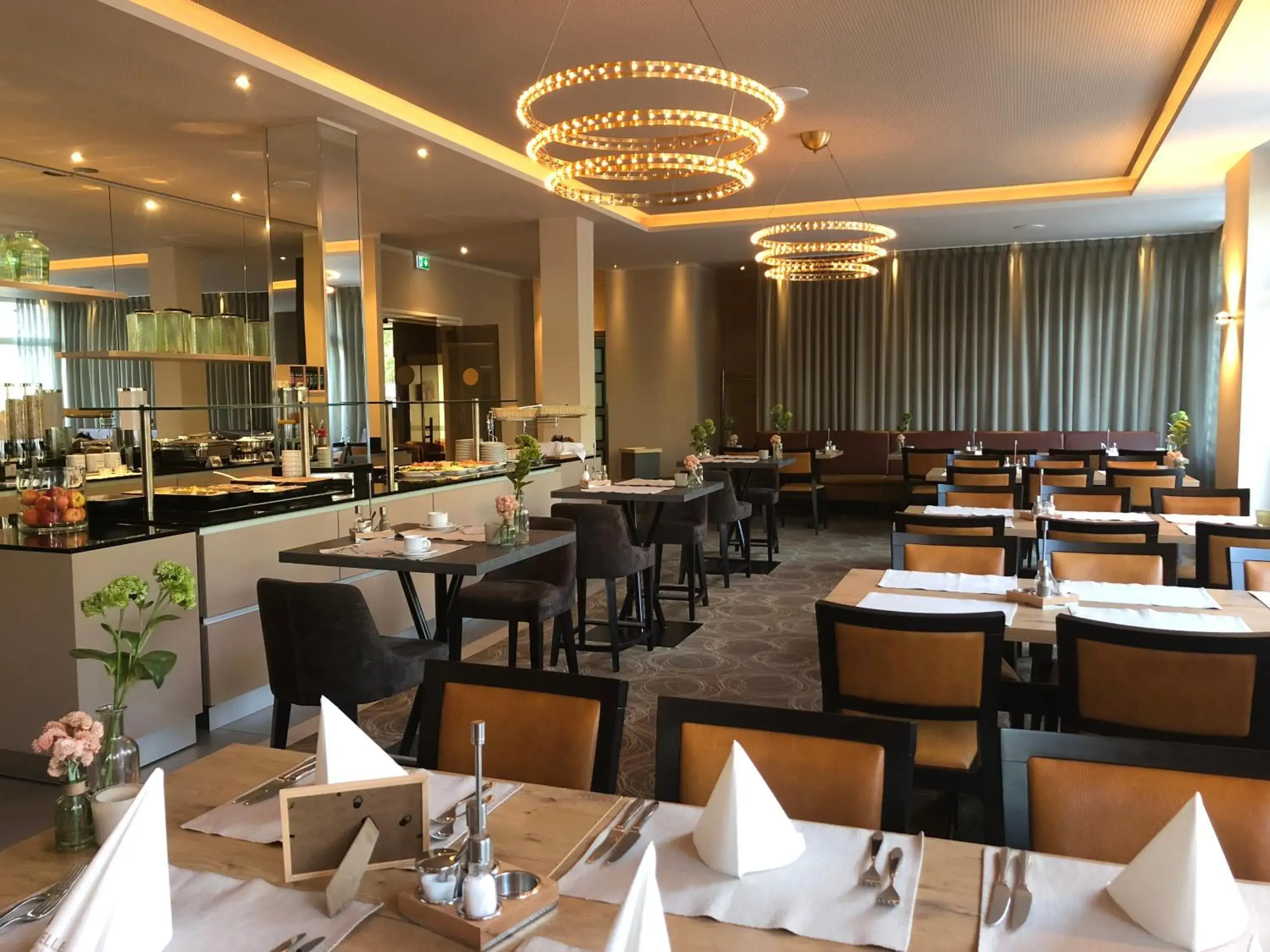 Restaurant/Places to Eat in Caravelle Hotel im Park