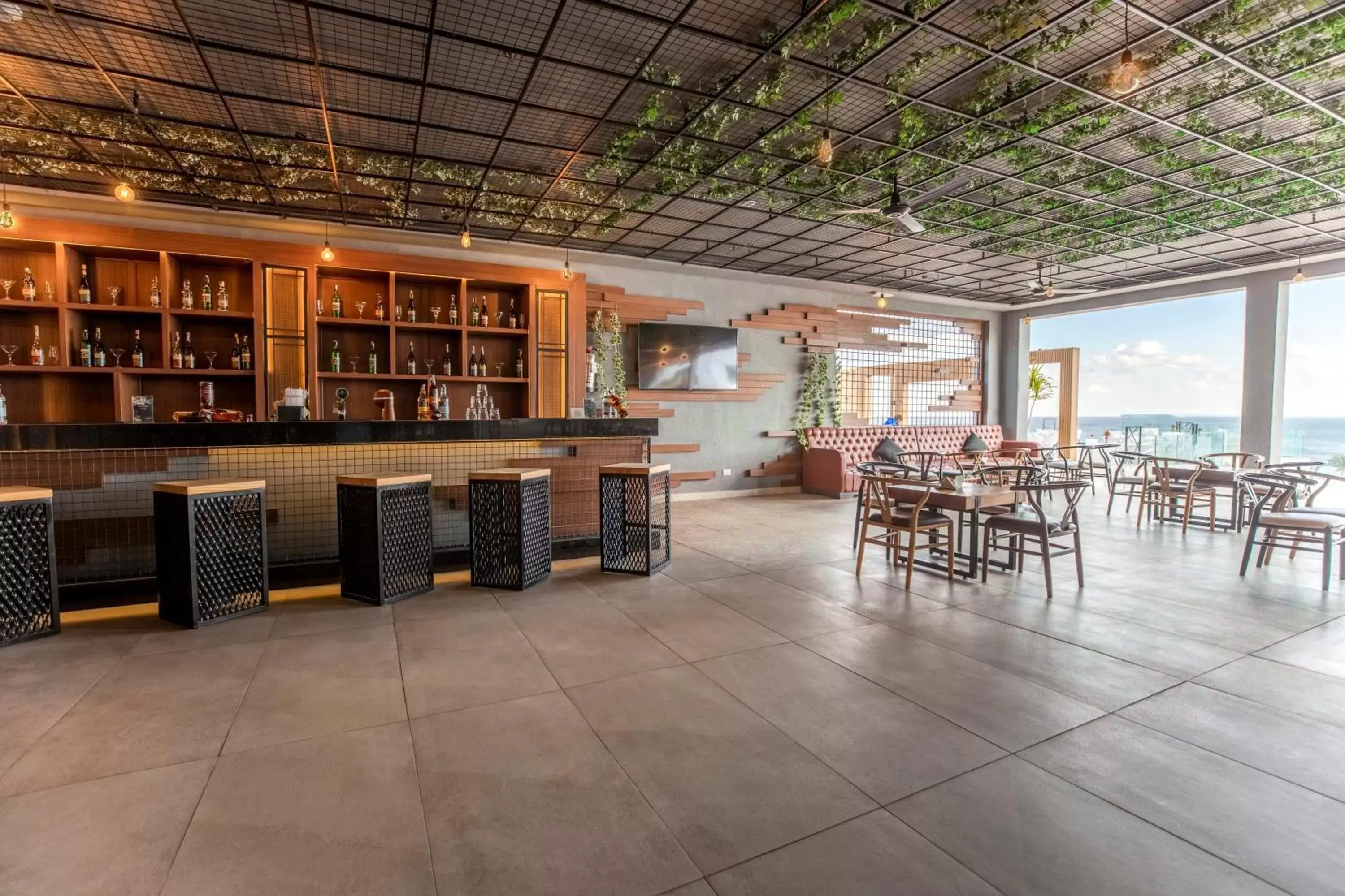 Lounge or bar in Sunrise Diamond Beach Resort -Grand Select Lounge or bar in Sunrise Diamond Beach Resort -Grand Select