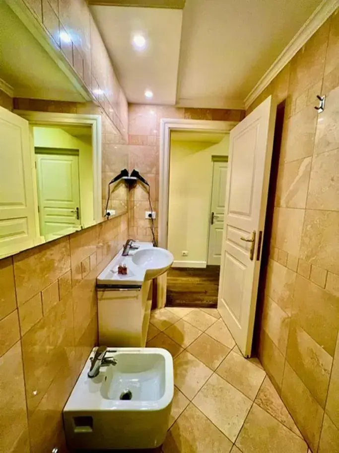 Bathroom in Quirinale luxury suite Roma