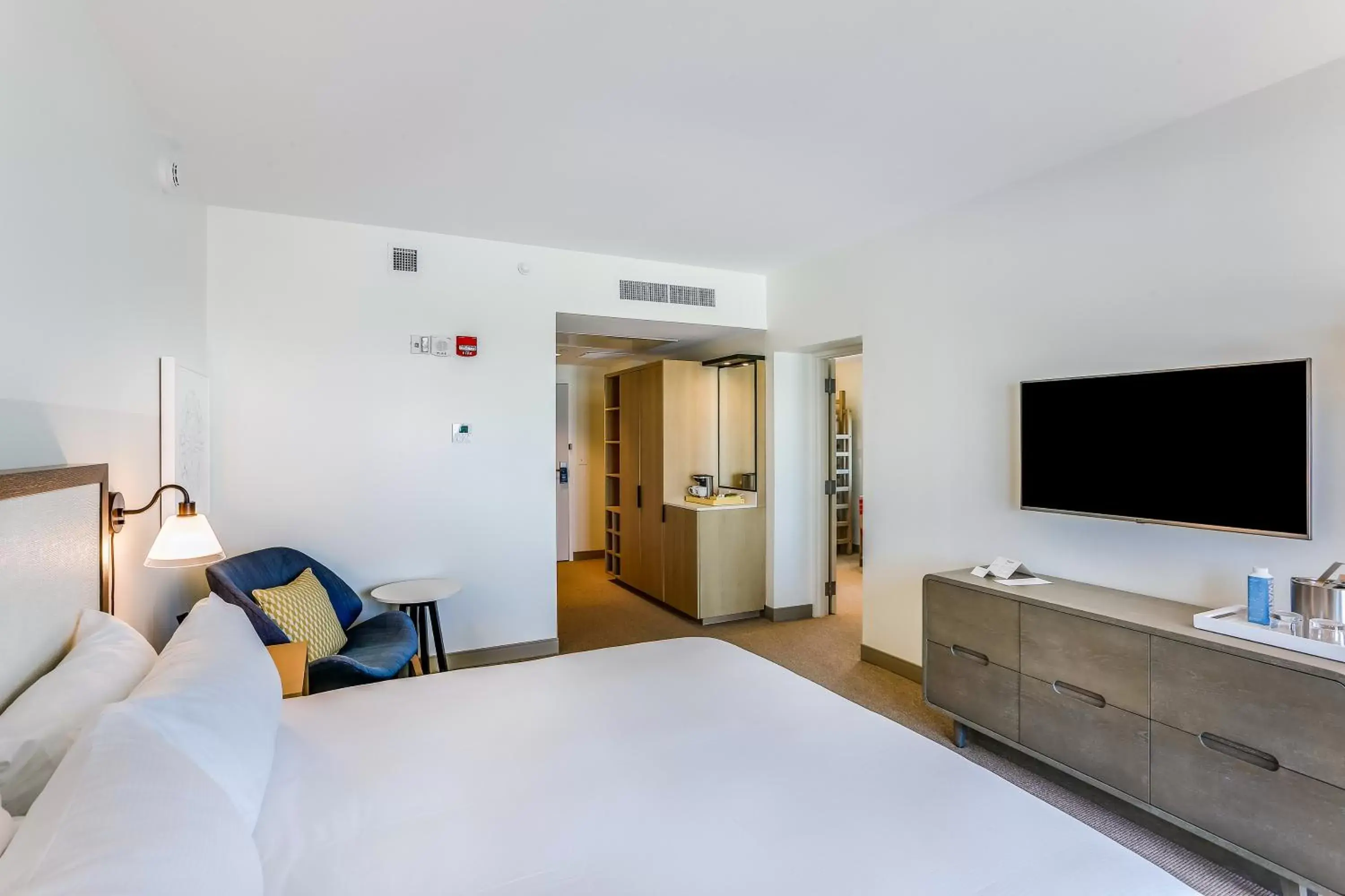 Bed, TV/Entertainment Center in The Lodge at Gulf State Park, A Hilton Hotel