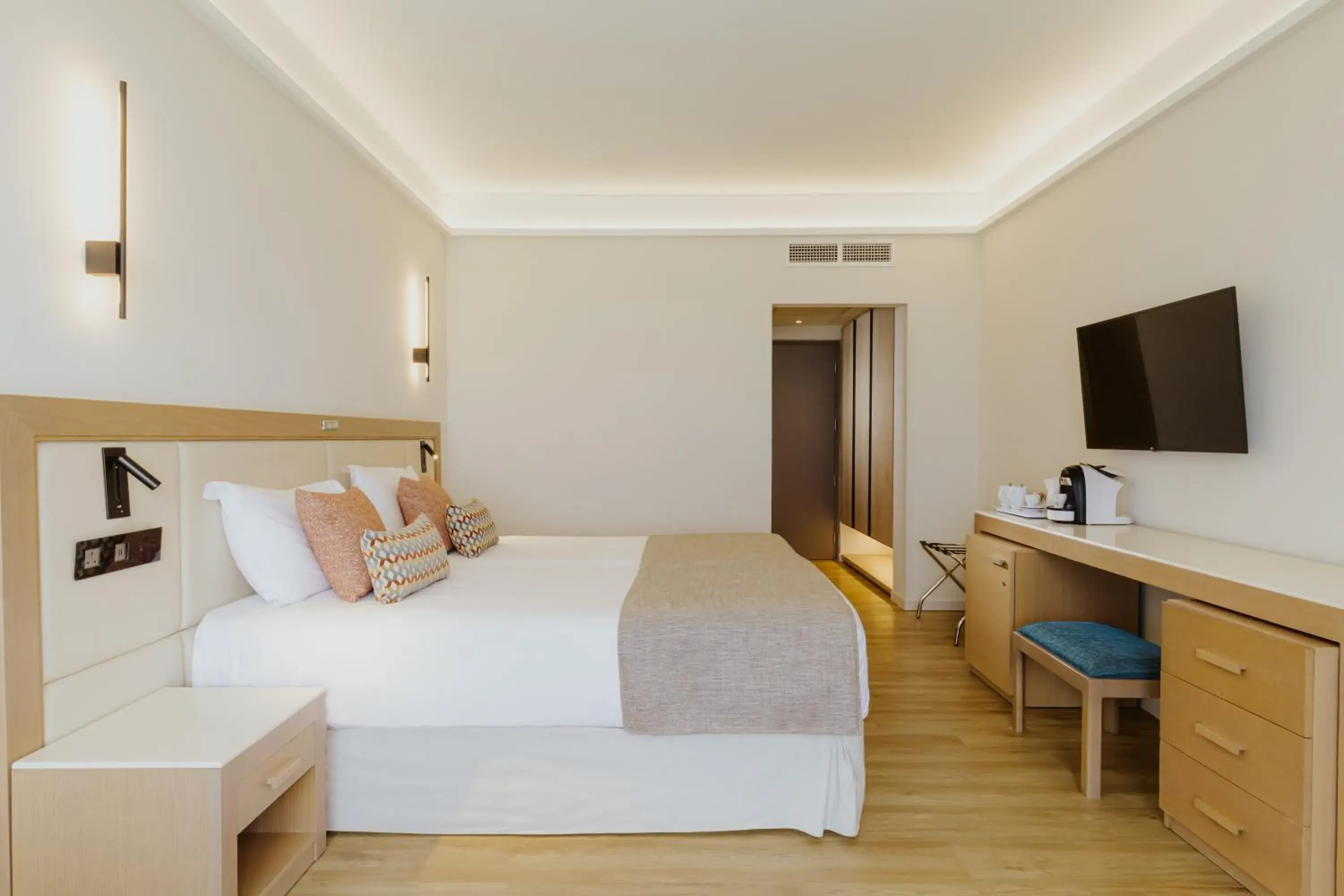 Bedroom, Bed in Golden Coast Beach Hotel