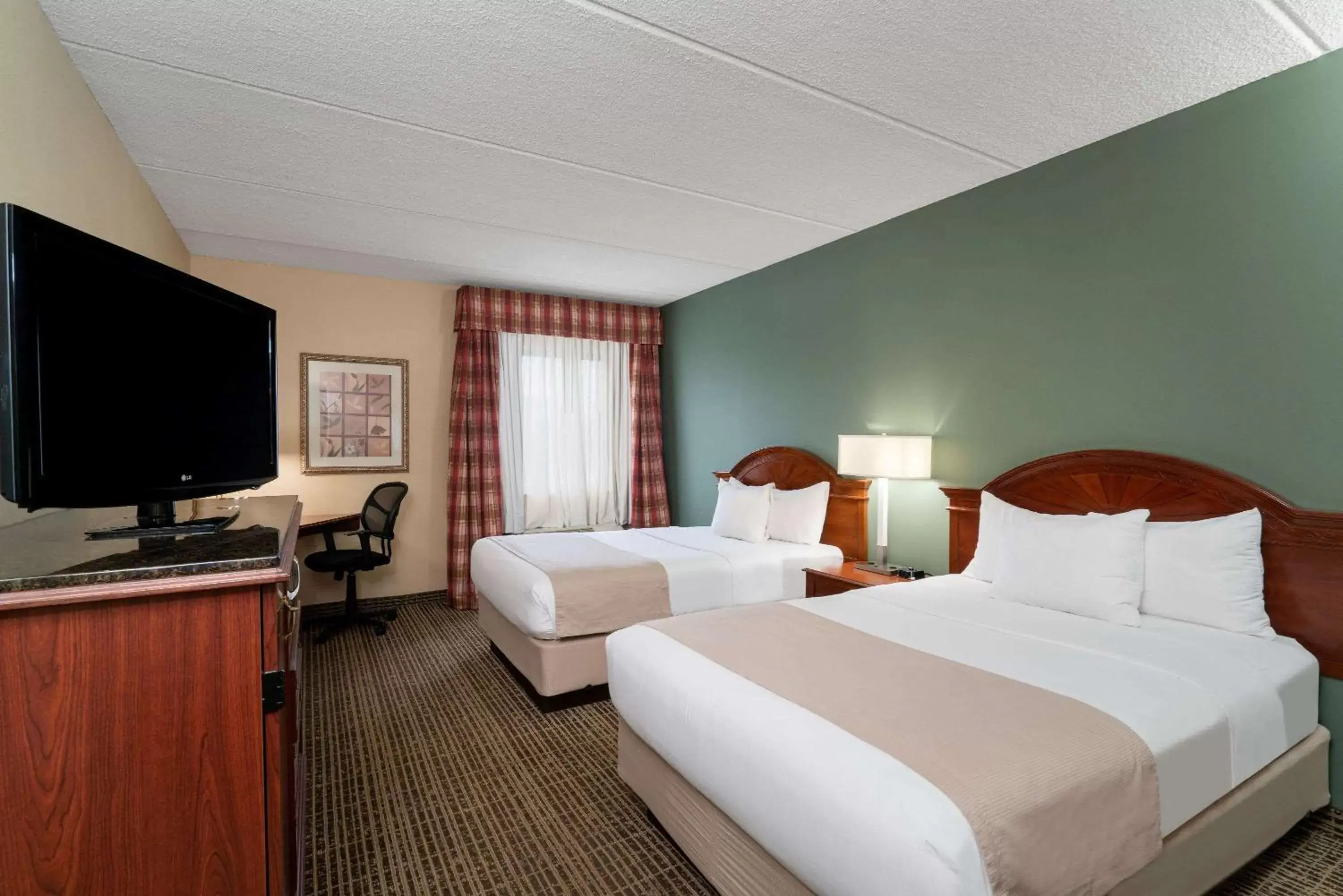 Photo of the whole room, Bed in Baymont by Wyndham Knoxville/Cedar Bluff