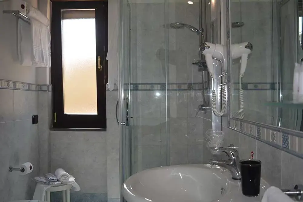 Shower, Bathroom in Costa Hotel