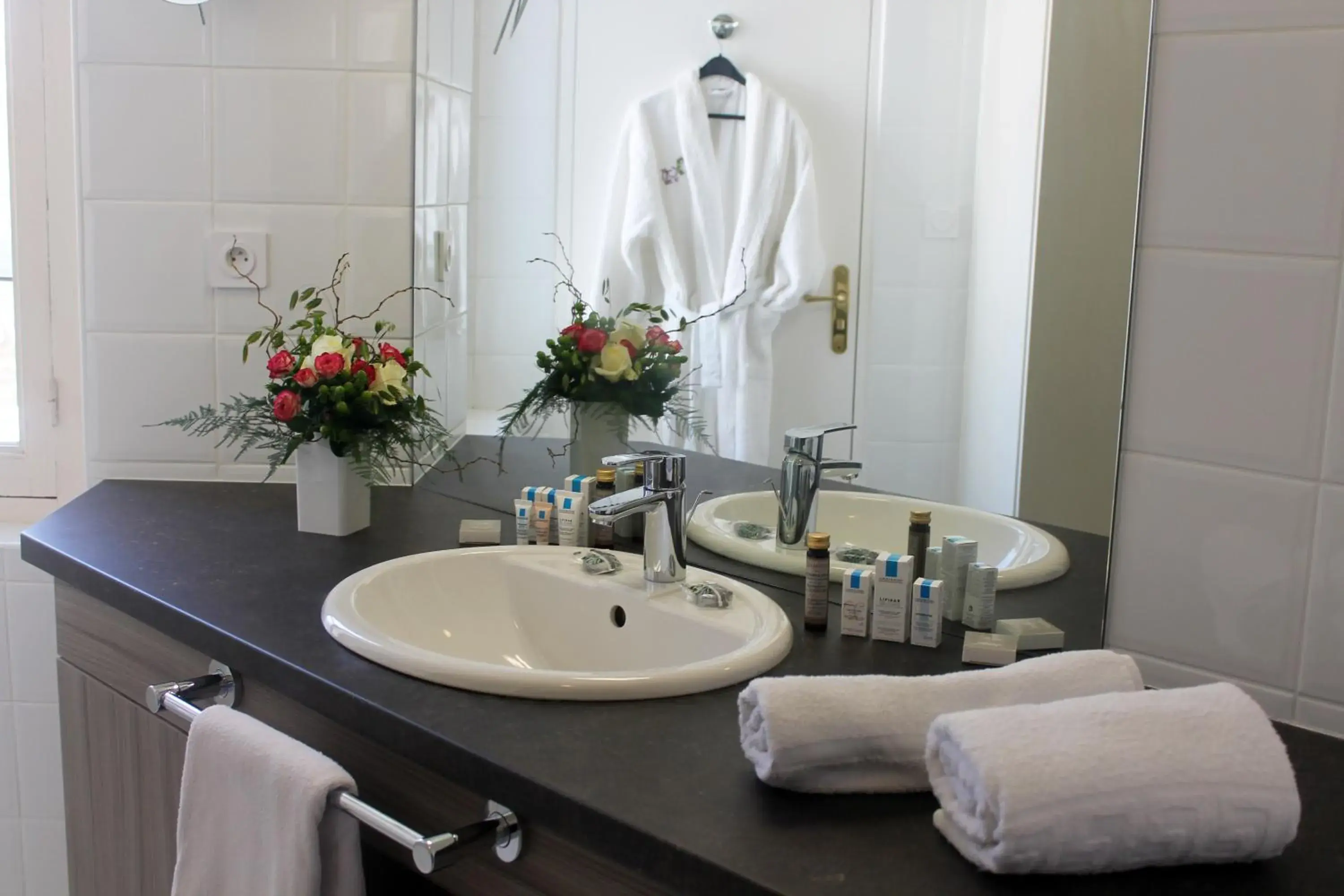 Bathroom in Logis Les Loges du Parc