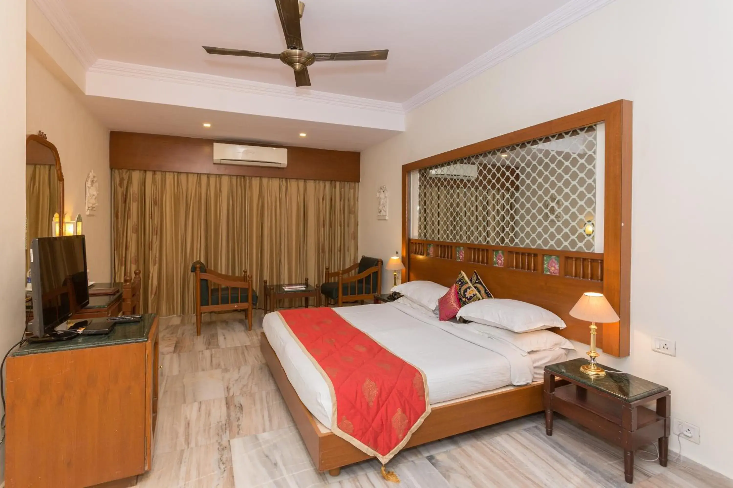 Photo of the whole room, Bed in Hotel Hilltop Palace Photo of the whole room, Bed in Hotel Hilltop Palace