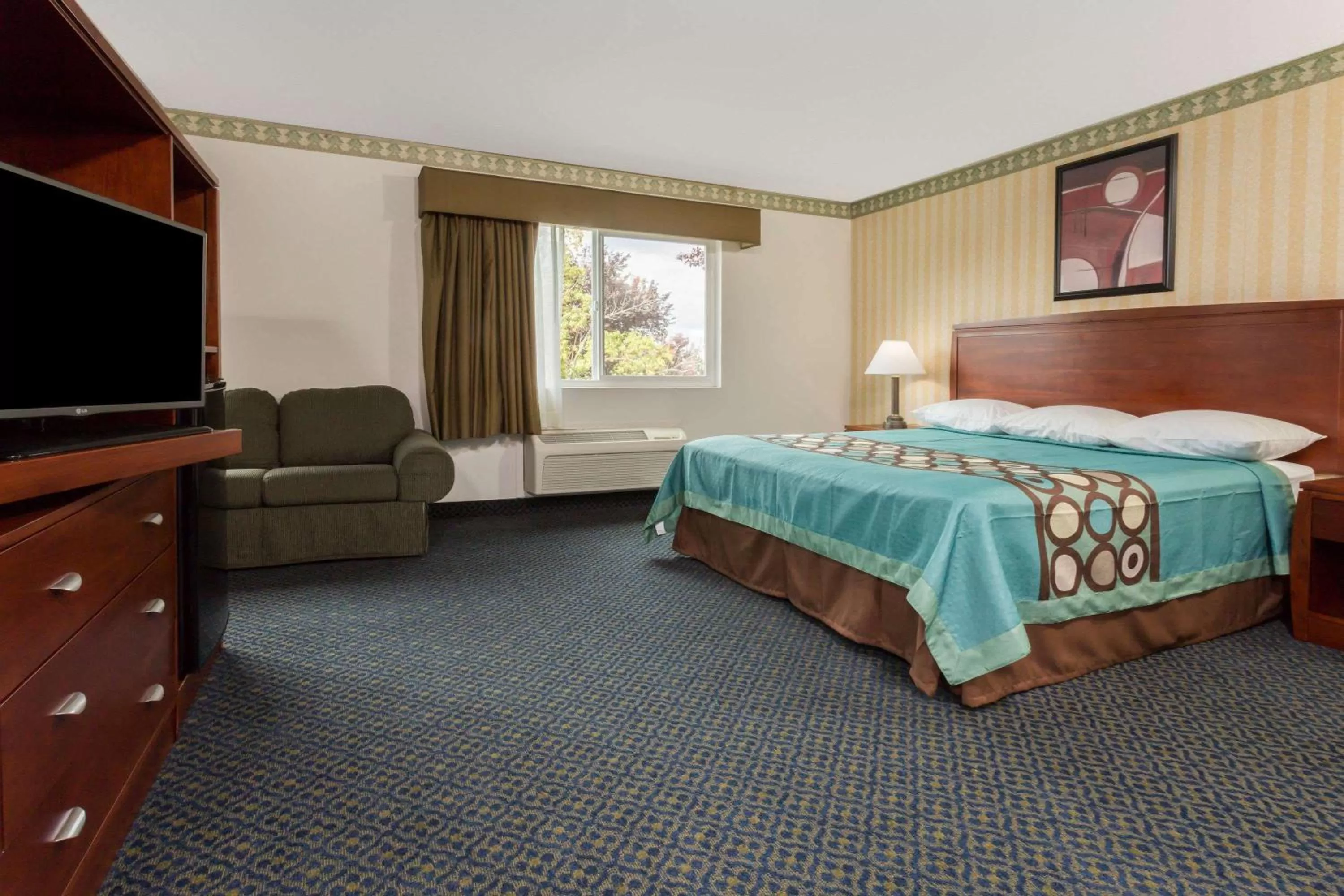 Photo of the whole room, Bed in Super 8 by Wyndham Sacramento