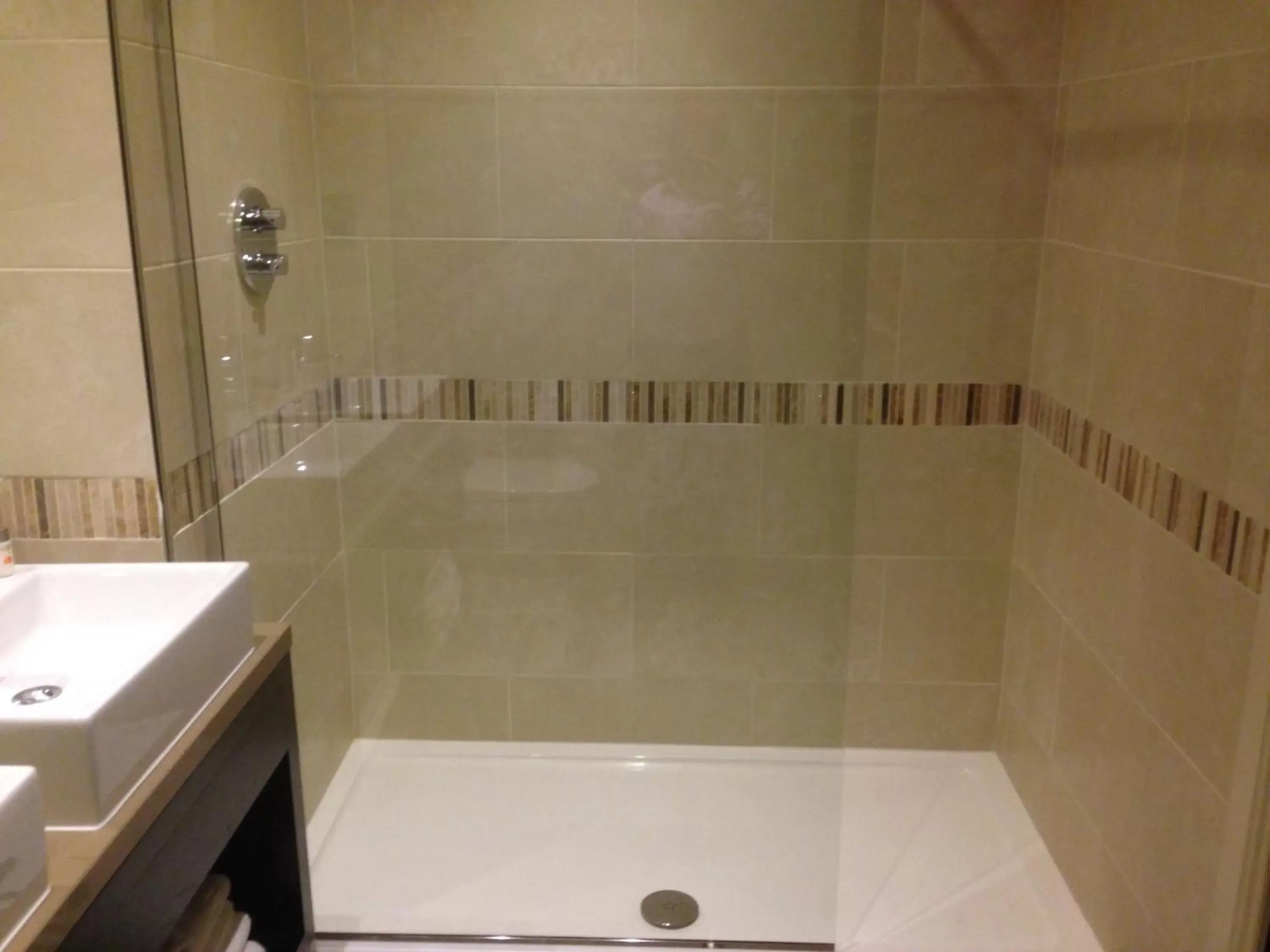 Bathroom in Dumfries Arms Hotel
