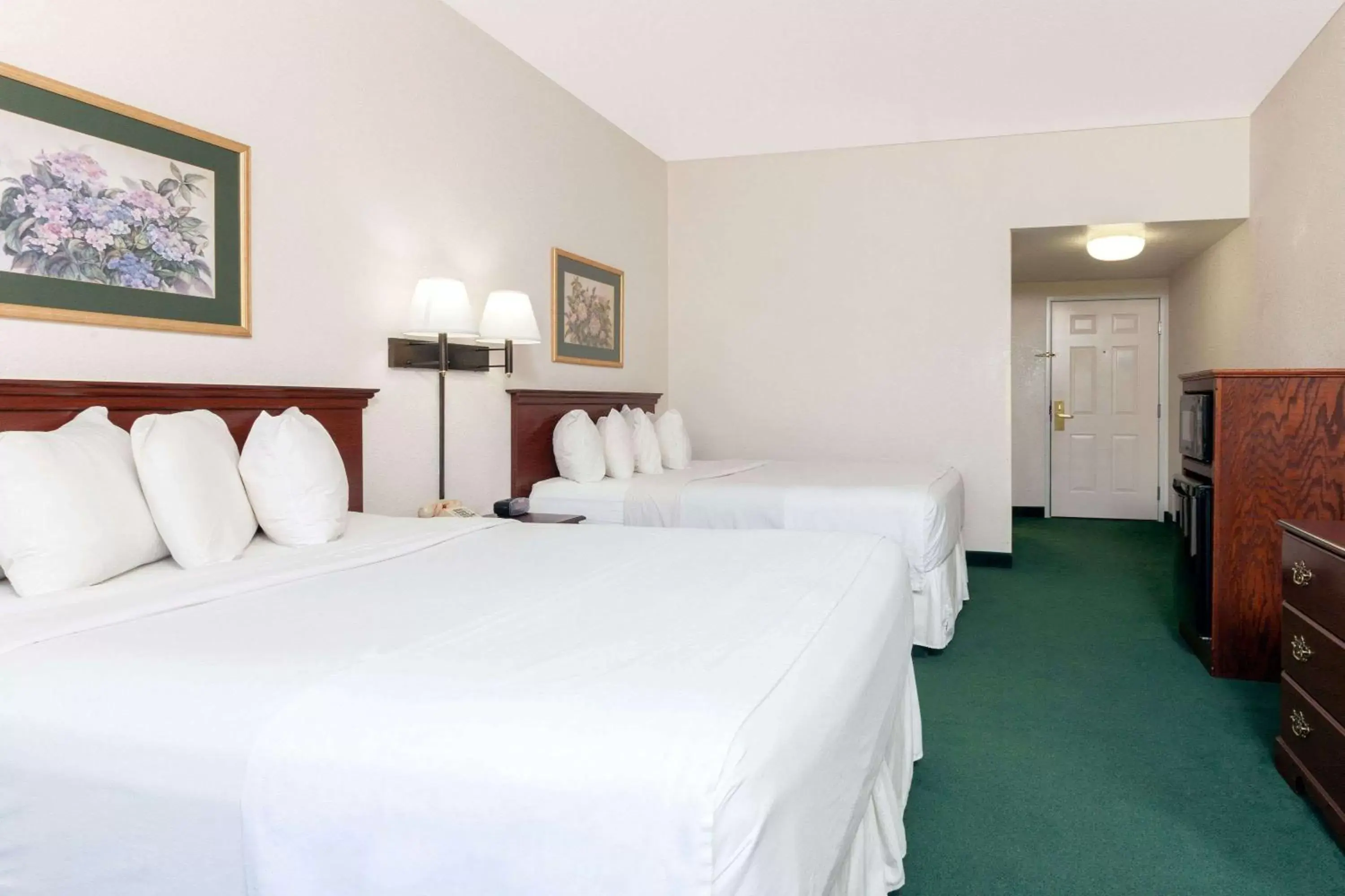 Photo of the whole room, Bed in Prime Inn & Suites Poteau