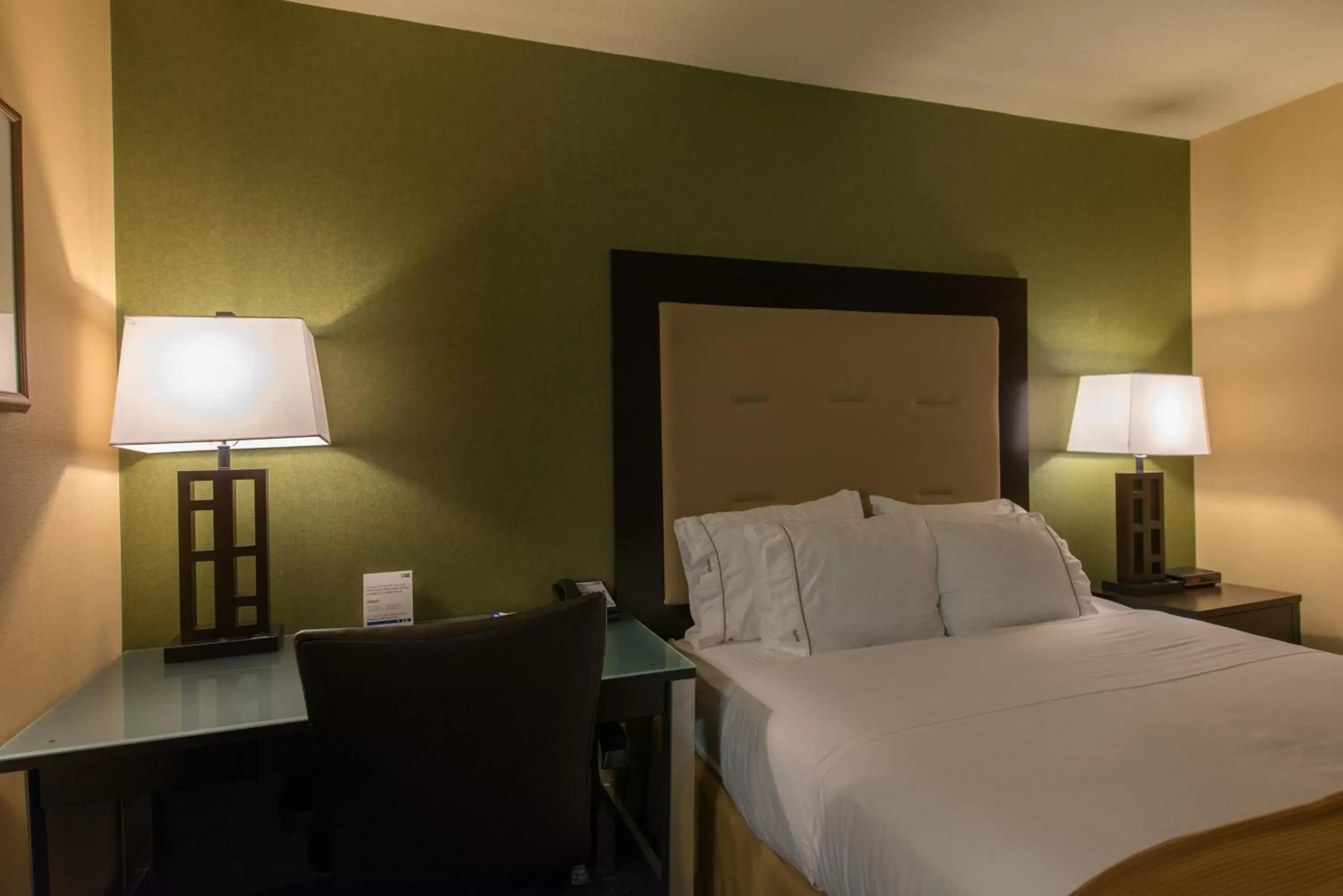 Photo of the whole room, Bed in Holiday Inn Express Portland East - Columbia Gorge, an IHG Hotel