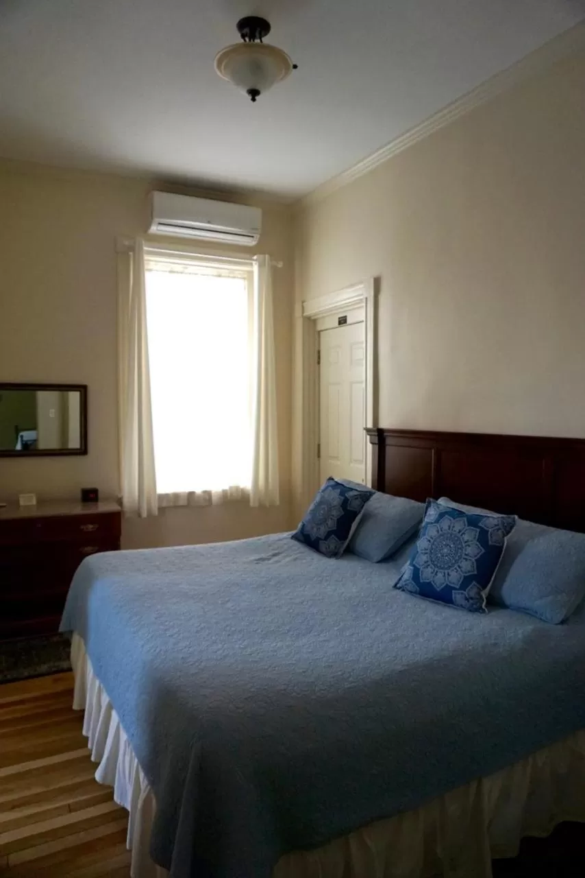Bed in The Salem Inn